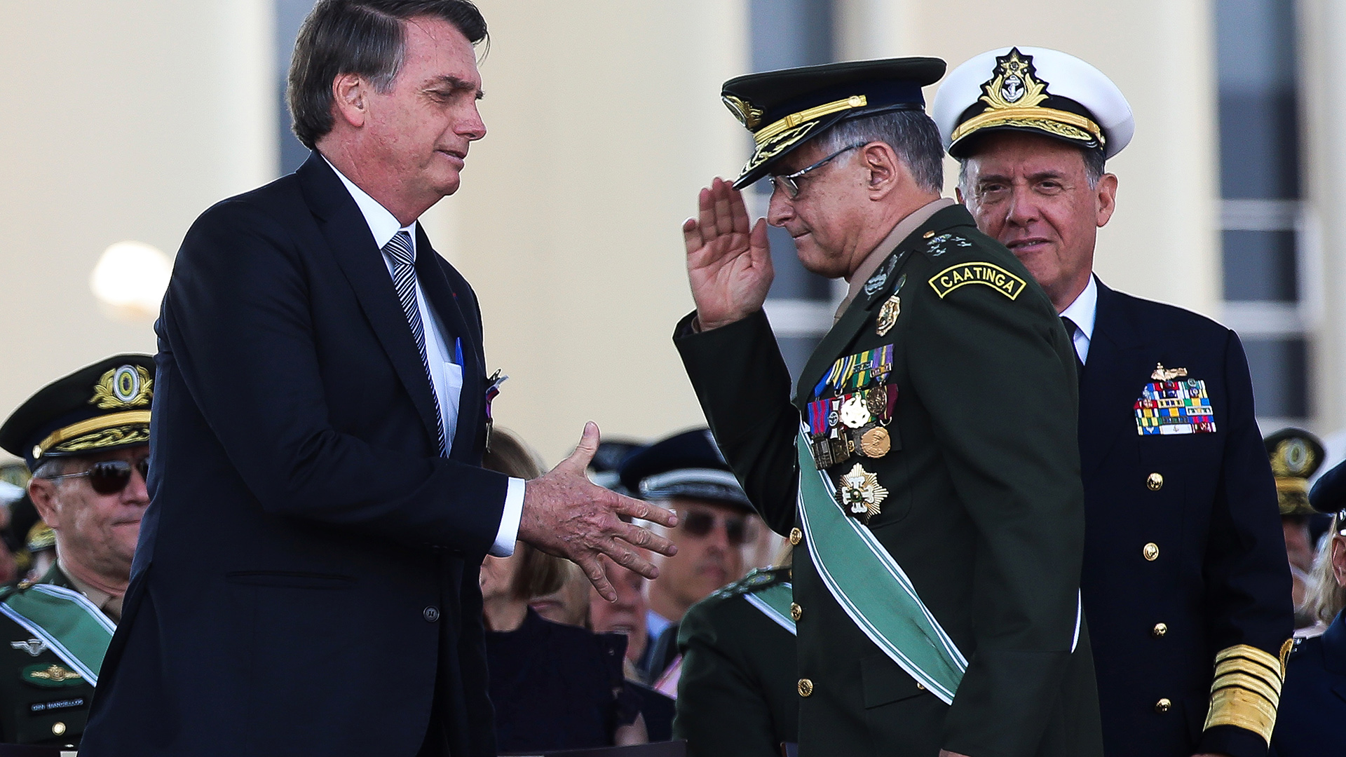 Jair Bolsonaro (links) beim Händeschütteln mit dem General Edson Leal Pujol (mitte) der Armee, Archivbild vom 23. August 2019| Bildquelle: EPA