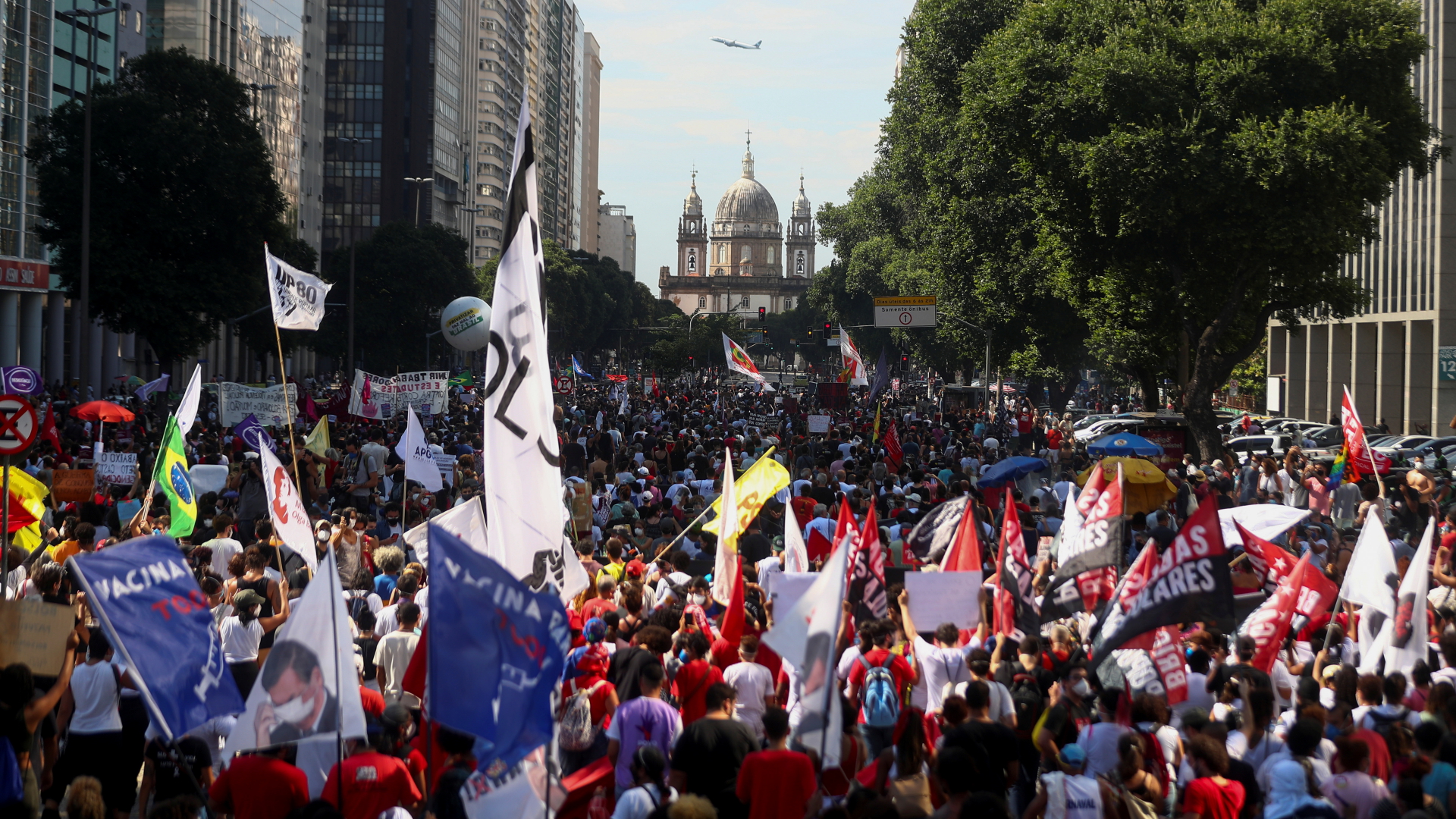 Zehntausende protestieren in Rio de Janeiro gegen den brasilianischen Präsidenten Bolsonaro | REUTERS