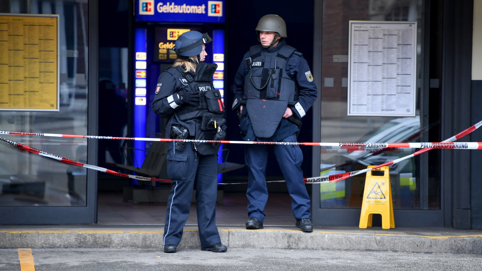 Polizeibeamte stehen am Hauptbahnhof in Lübeck, der nach einer Bombendrohung evakuiert wurde.  | dpa