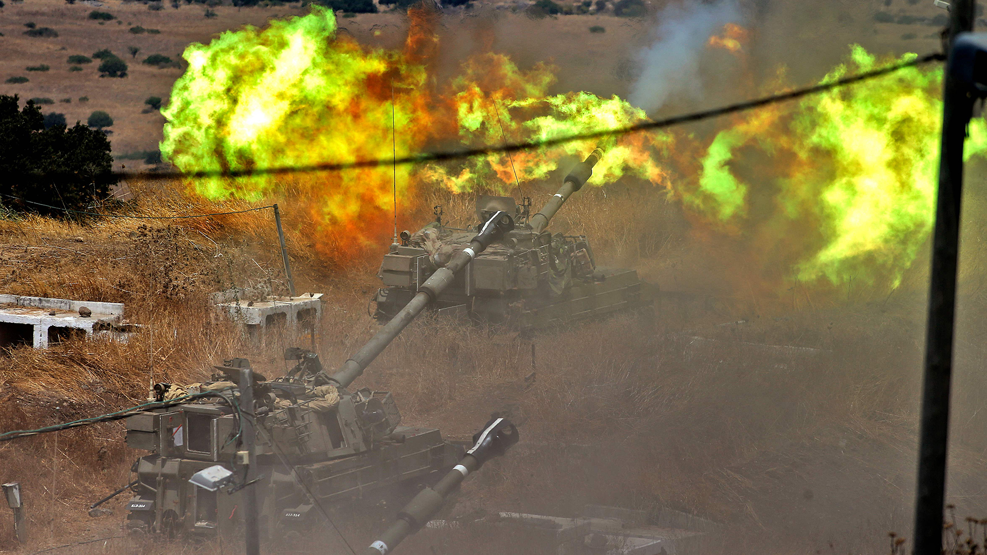 Israelische Panzer feuern in der Nähe der nordisraelischen Stadt Kiryat Shmona auf den Libanon.