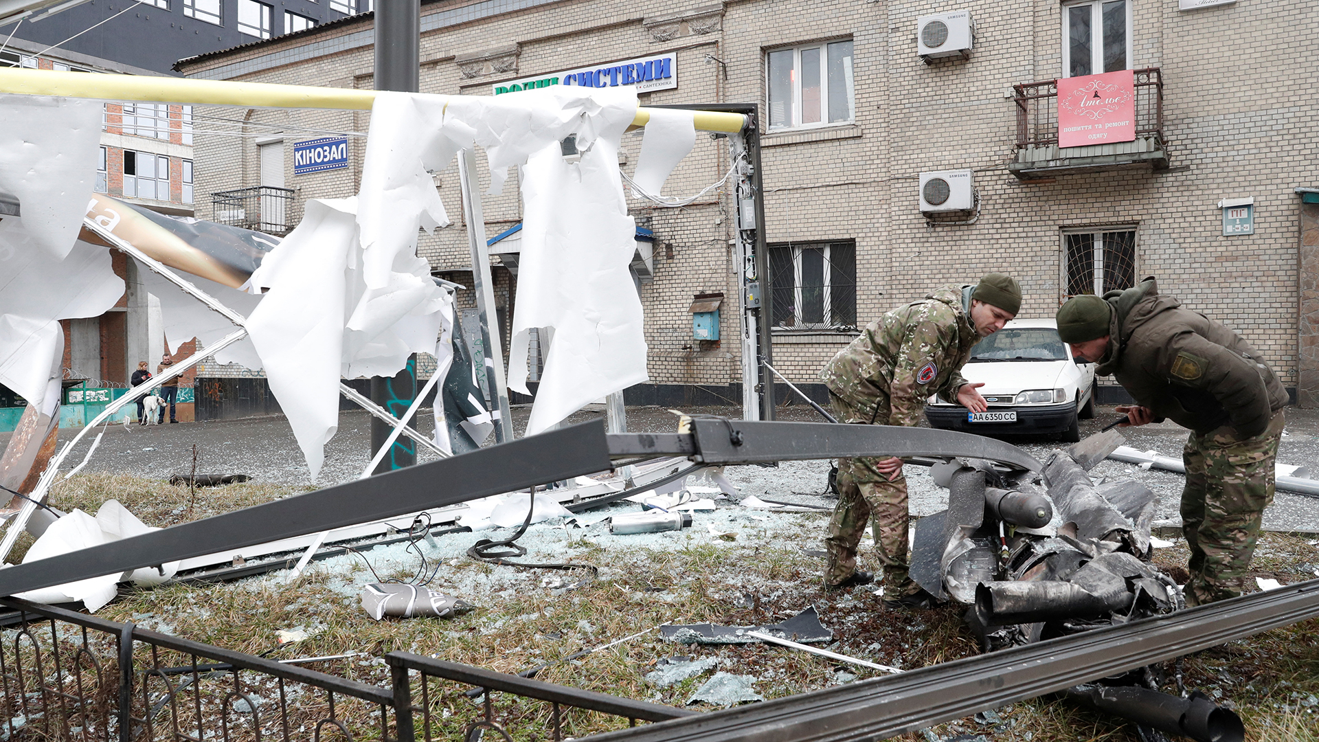 Polizisten inspizieren in Kiew die Überreste einer Rakete, die auf die Straße gefallen ist. | REUTERS