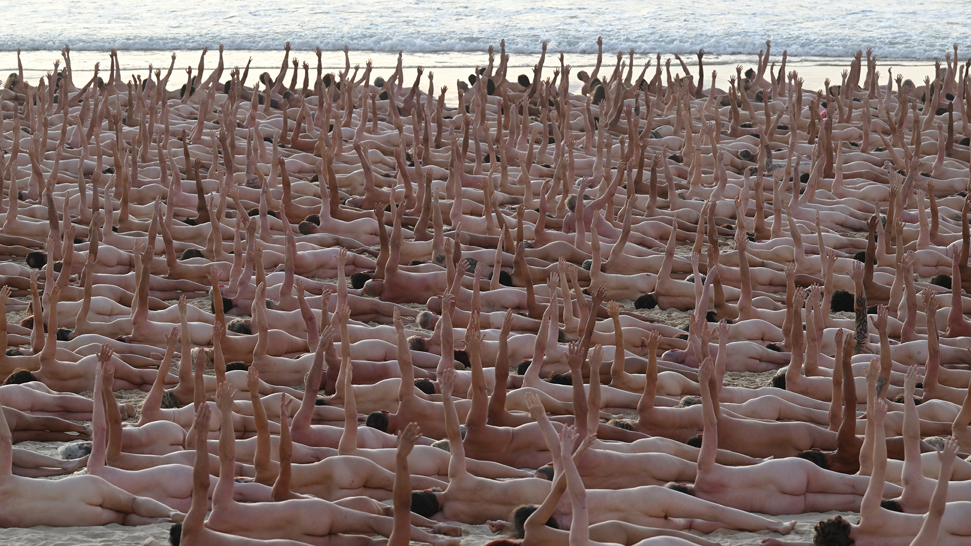 Tausende von Menschen liegen nackt am Bondi Beach in Sydney (Australien). | EPA