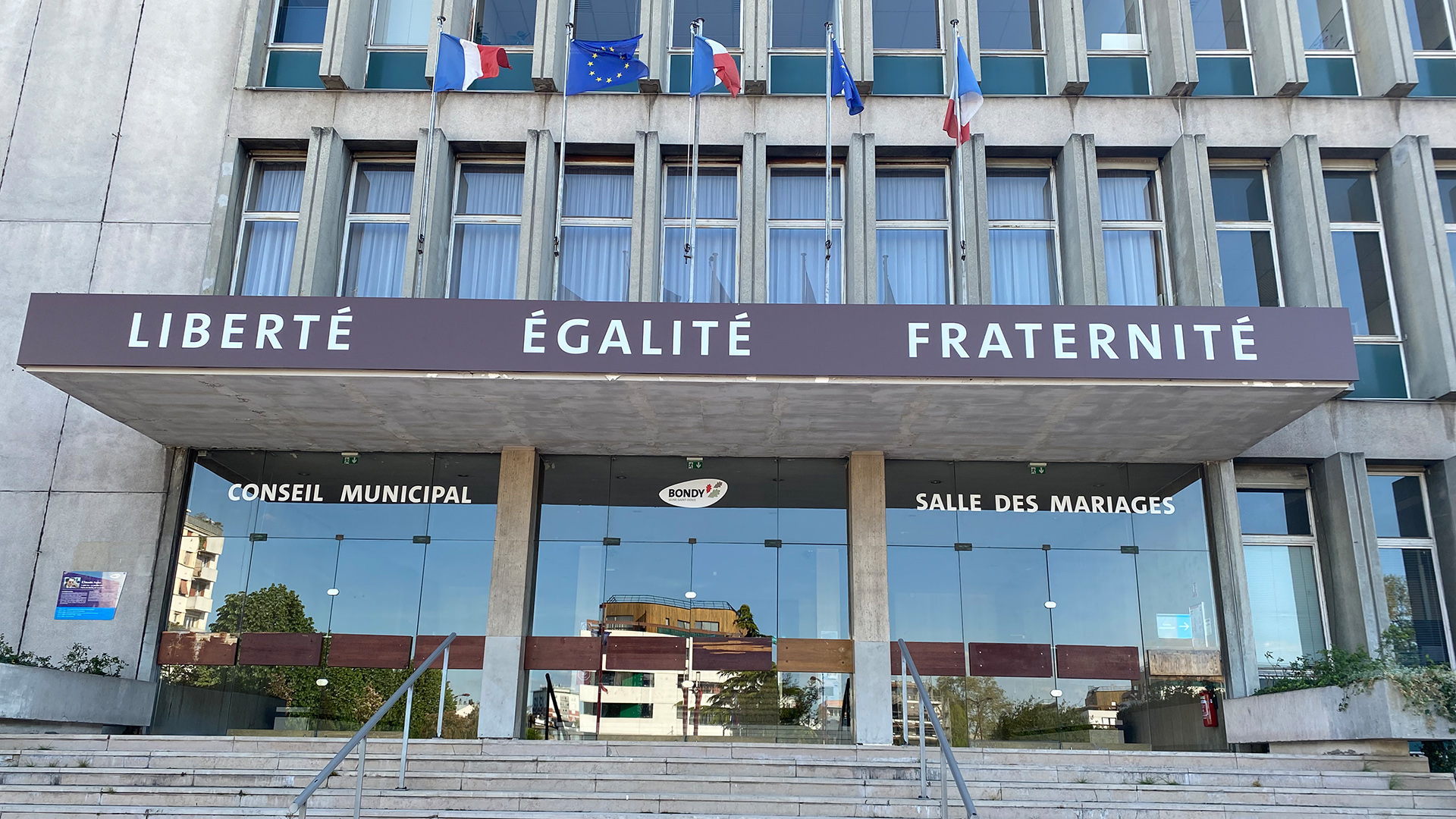 Über dem Eingang des Rathauses von Bondy steht "Liberté, Égalité, Fraternité". | Sabine Bohland / ARD-Studio Paris