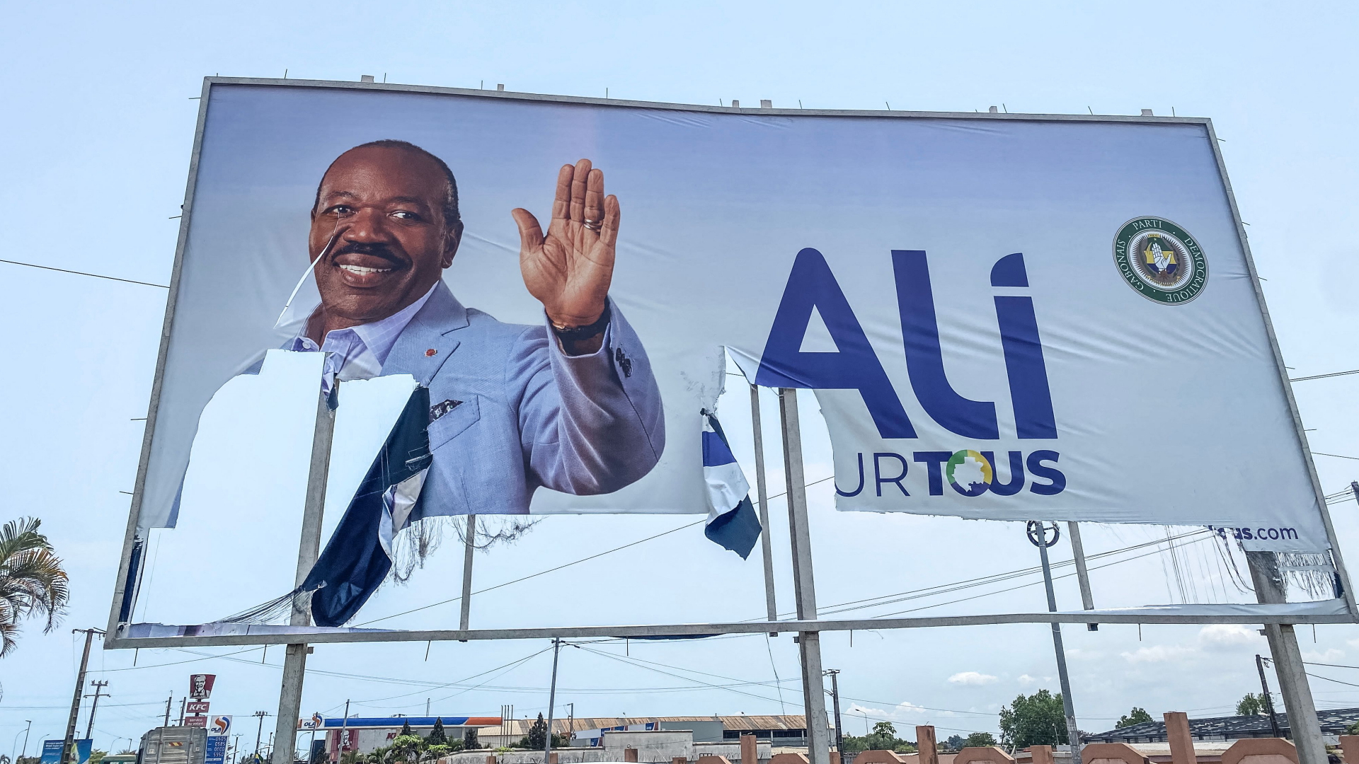 Ali Bongo Ondimba ist in Libreville auf einer Plakatwand zu sehen.