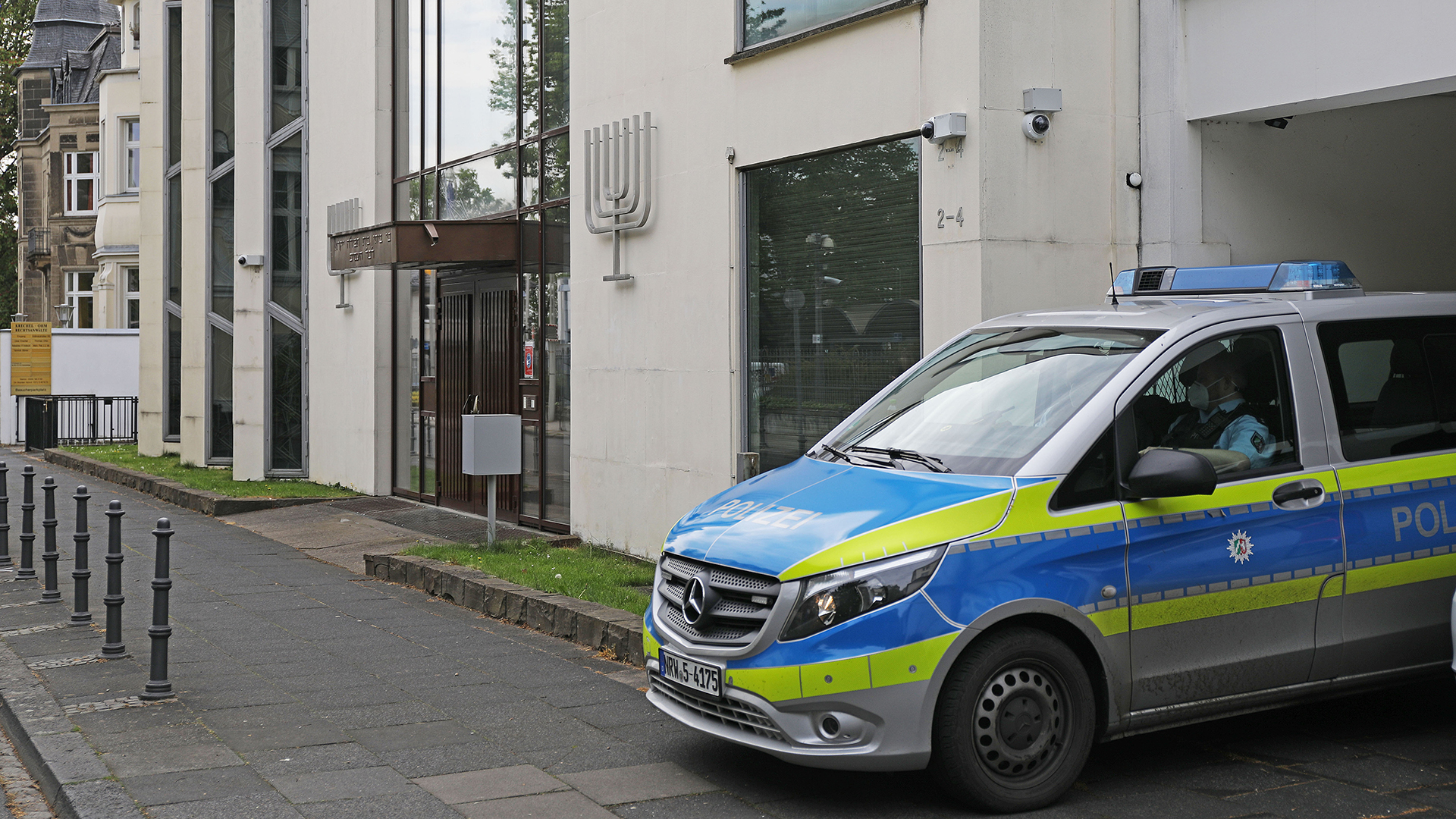 Ein Polizeifahrzeug steht vor der Synagoge in Bonn. | dpa
