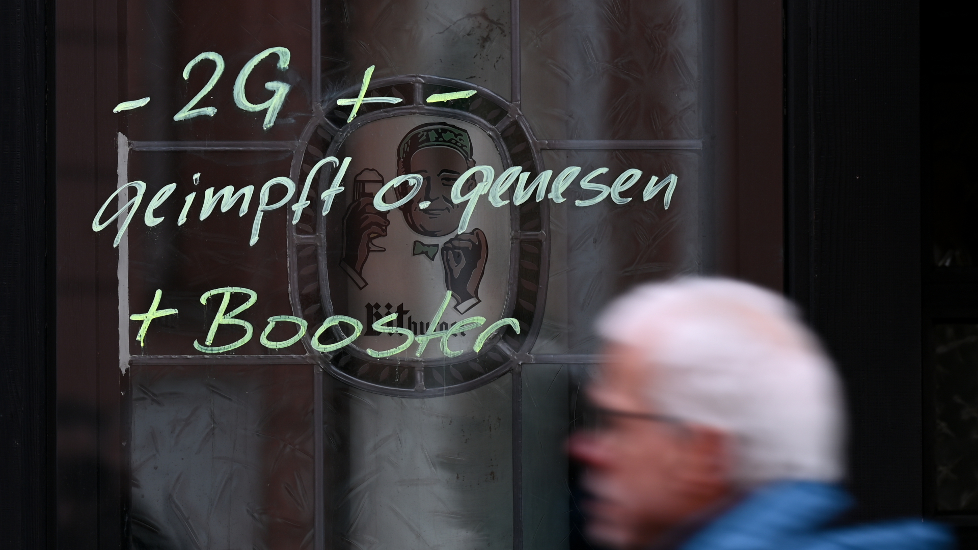 Am Fenster der Traditionskneipe "Zur Andau" in der Mainzer Innenstadt ist der Hinweis "-2G + - geimpft o. genesen + | dpa
