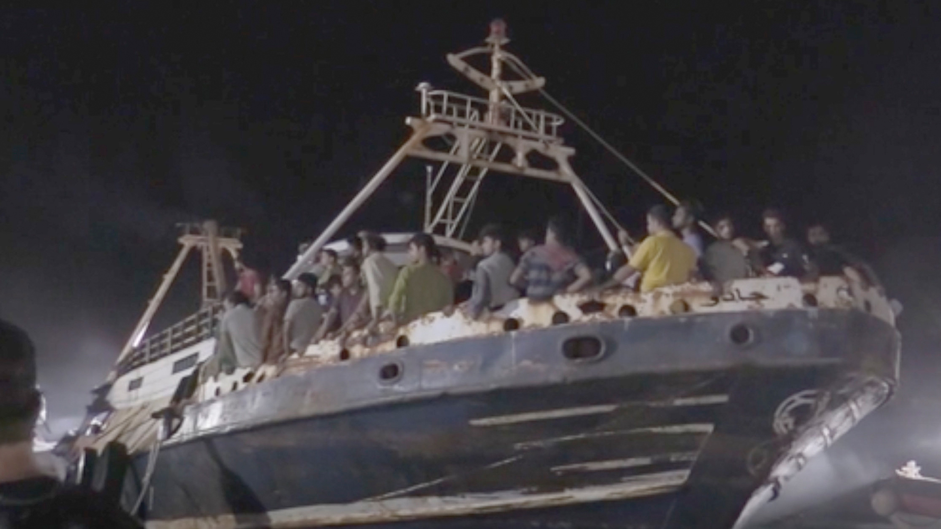 Ein Fischerboot mit Migranten liegt im Hafen der sizilianischen Insel Lampedusa.