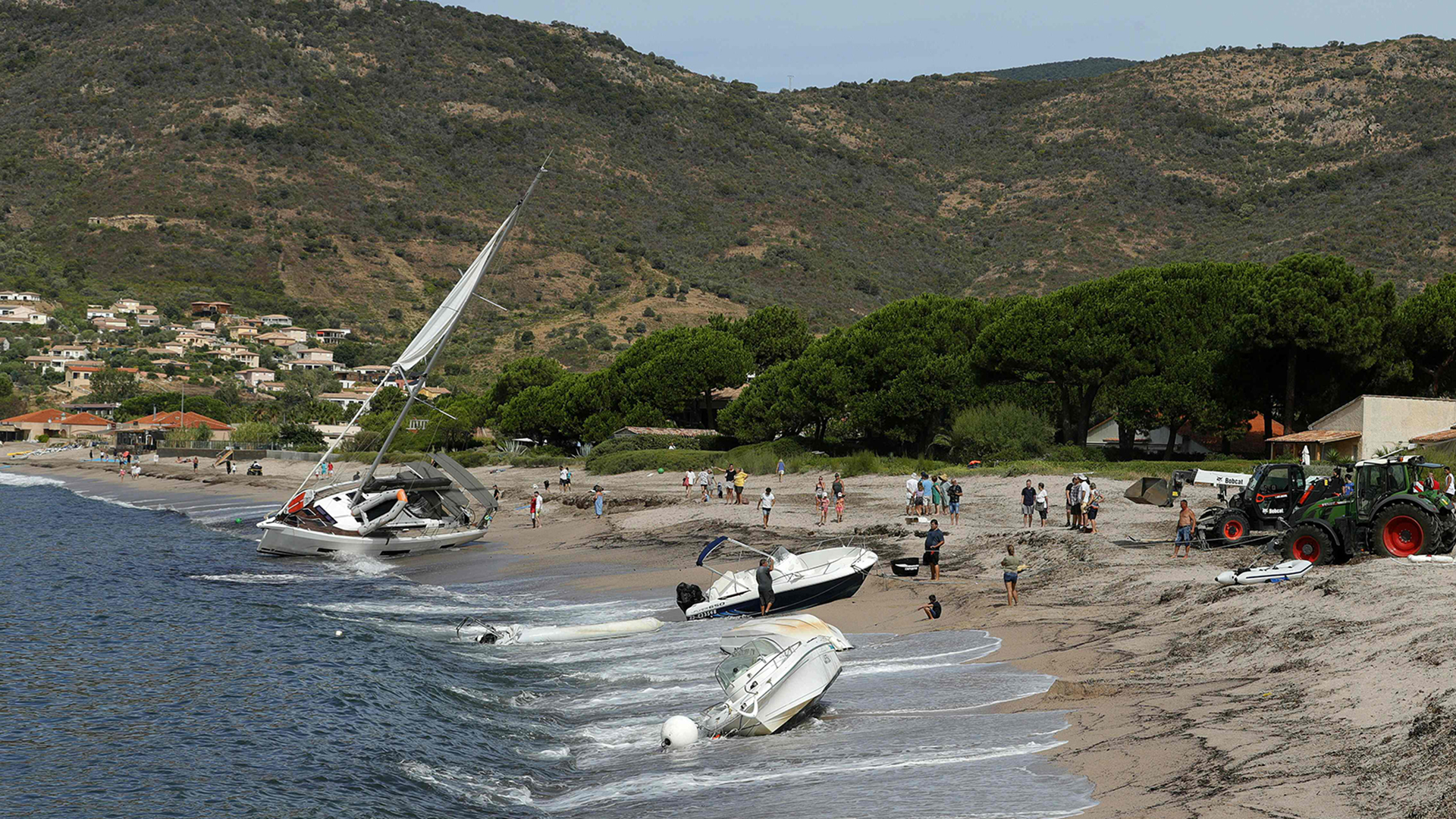 Boote, die vom Sturm losgerissen wurden, landeten am Strand von Coggia. | AFP