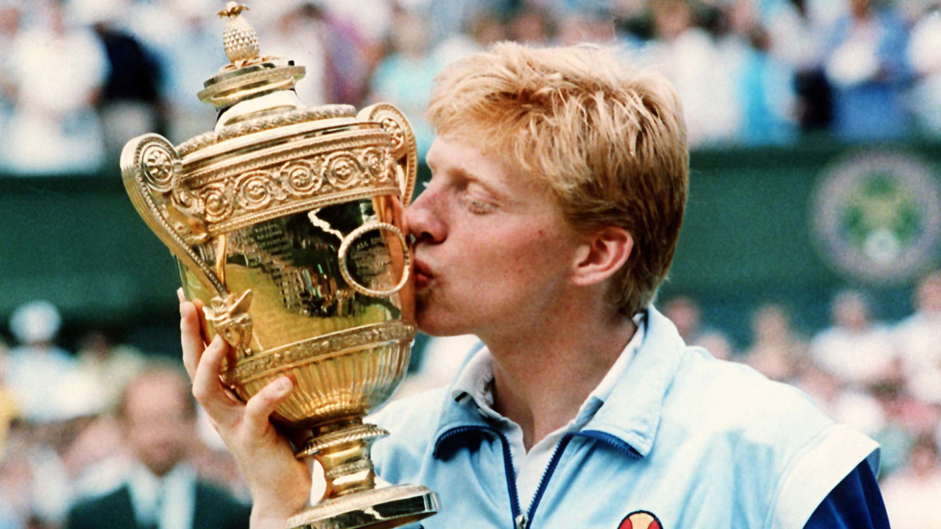 Boris Becker mit dem Wimbledon-Pokal am 6. Juli 1986