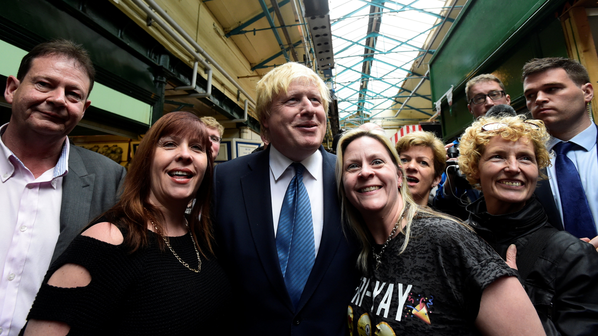 Boris Johnson (Mitte) mit Wählern bei einer Kampagne in Newport, Wales
