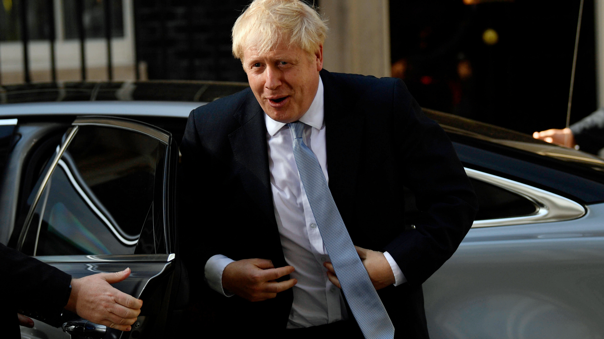 Boris Johnson steigt in der Downing Street aus einem Auto. | NEIL HALL/EPA-EFE/REX