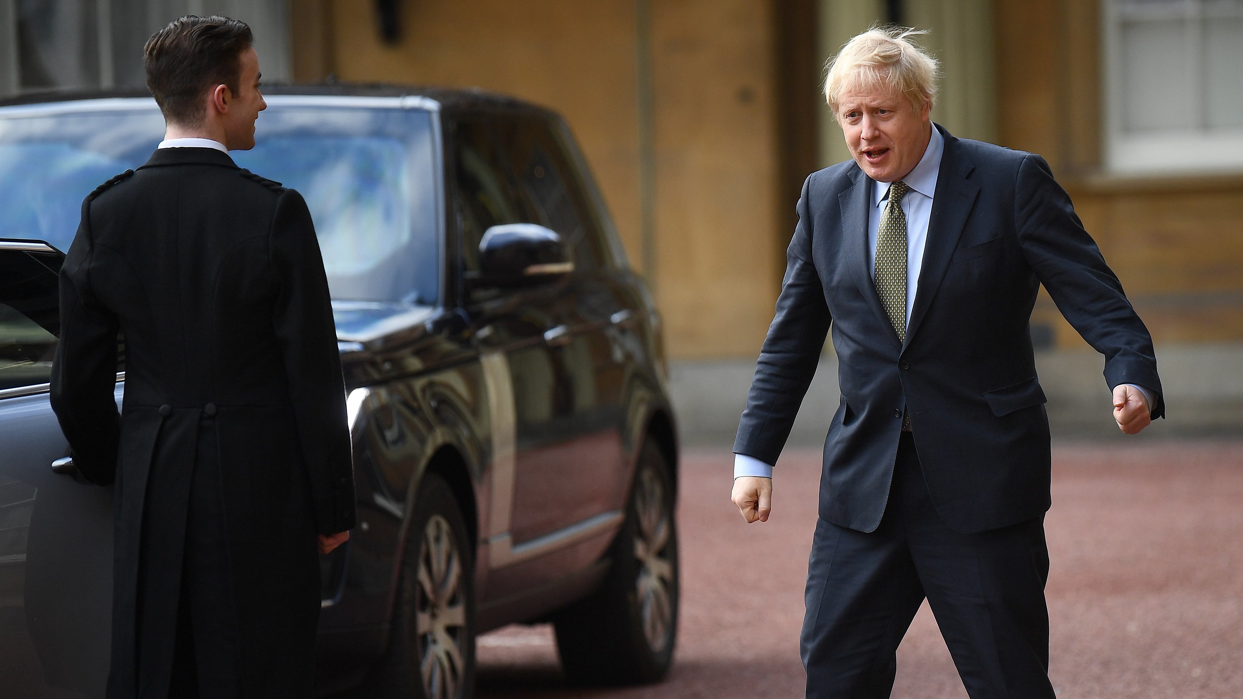 Großbritanniens Premierminister Boris Johnson verlässt den Buckingham Palace nach einer Unterredung mit der Queen.
