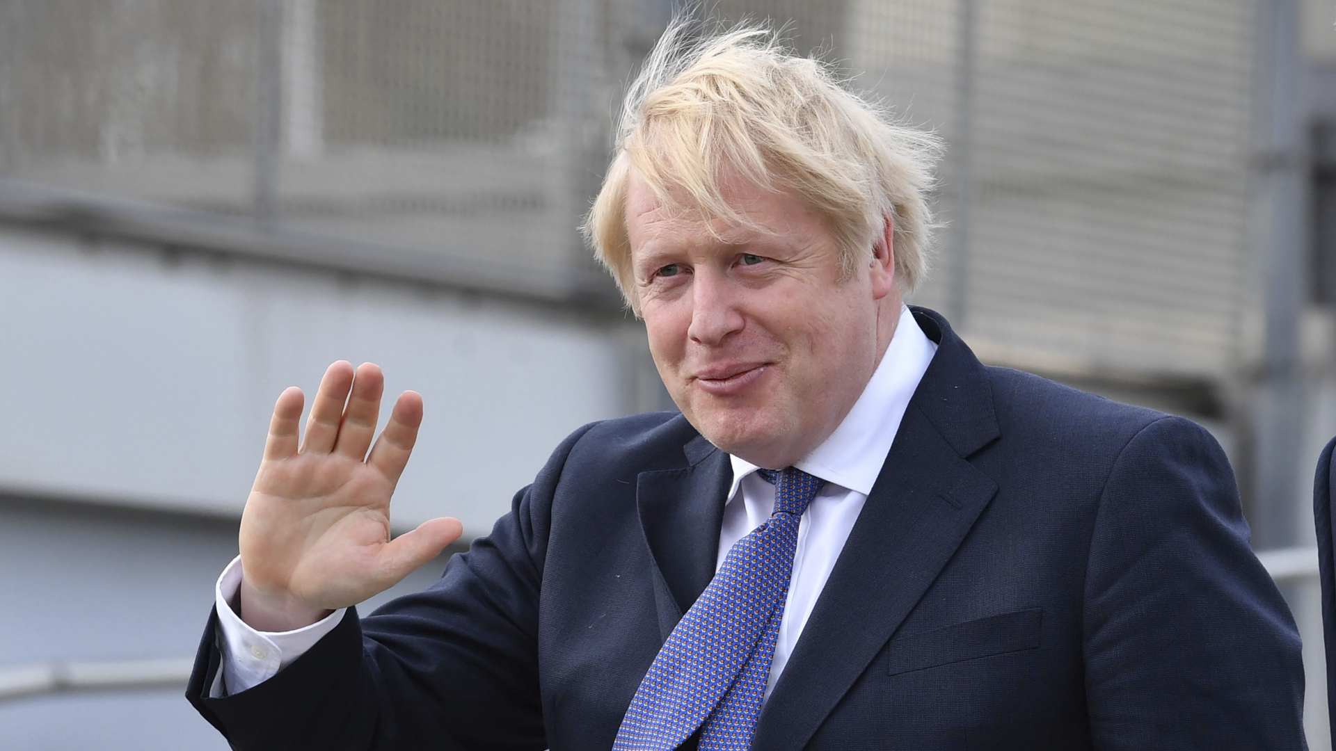 Großbritanniens Premier Boris Johnson mit windzerzaustem Haar am Vortag des Brexit. | AP