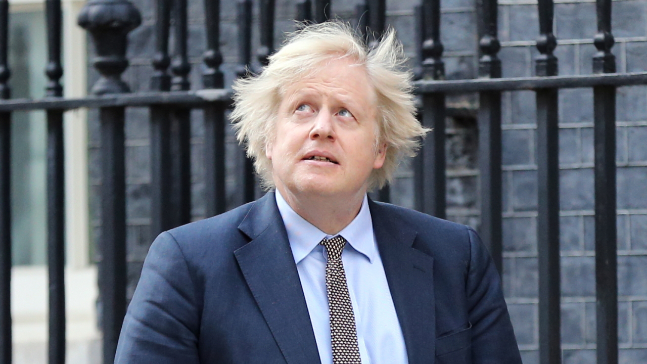Boris Johnson verlässt bei kräftigen Winden seinen Dienstsitz in 10 Downing St | dpa