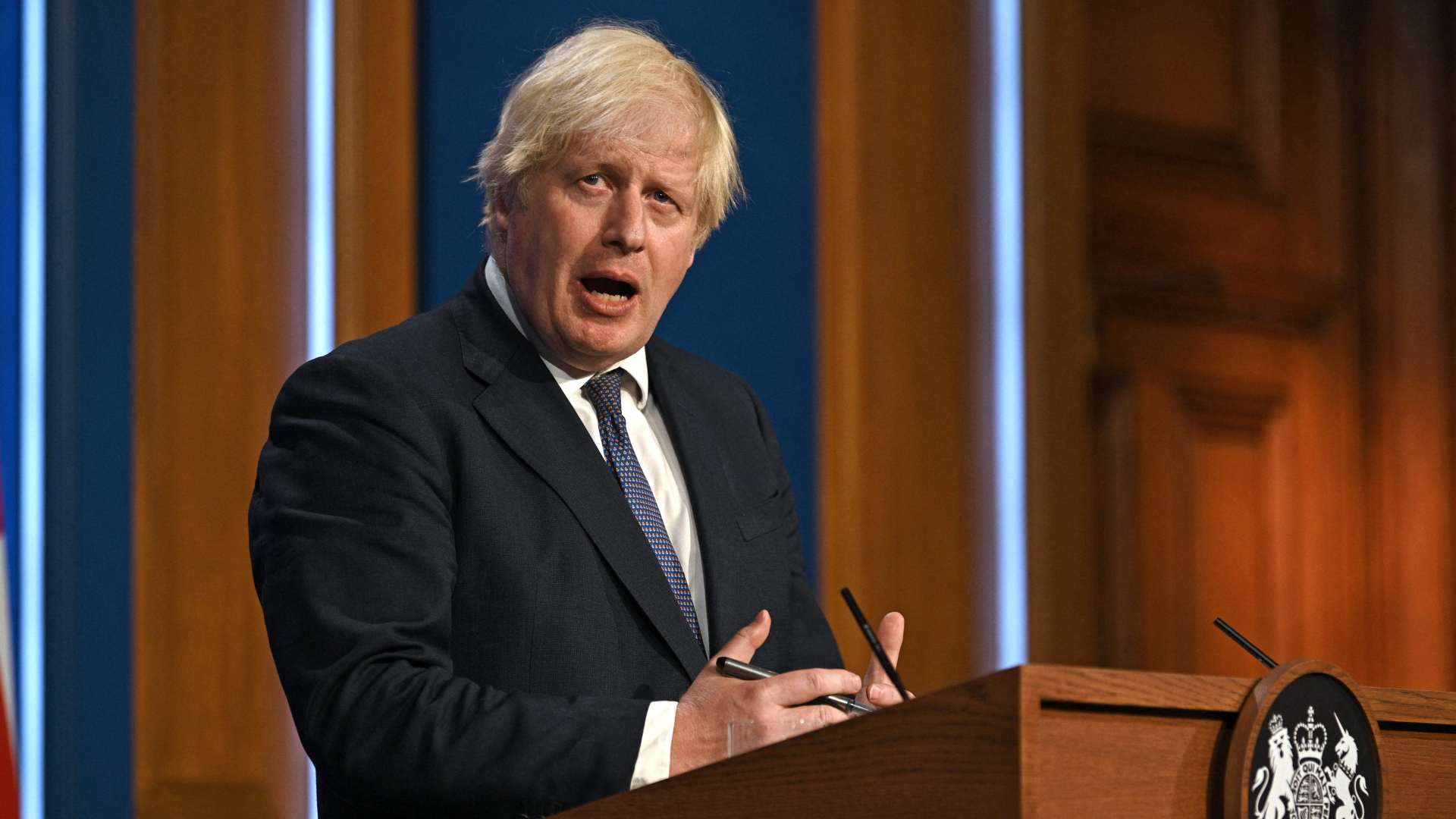Boris Johnson steht vor einem Pult und hält eine Rede. | AFP