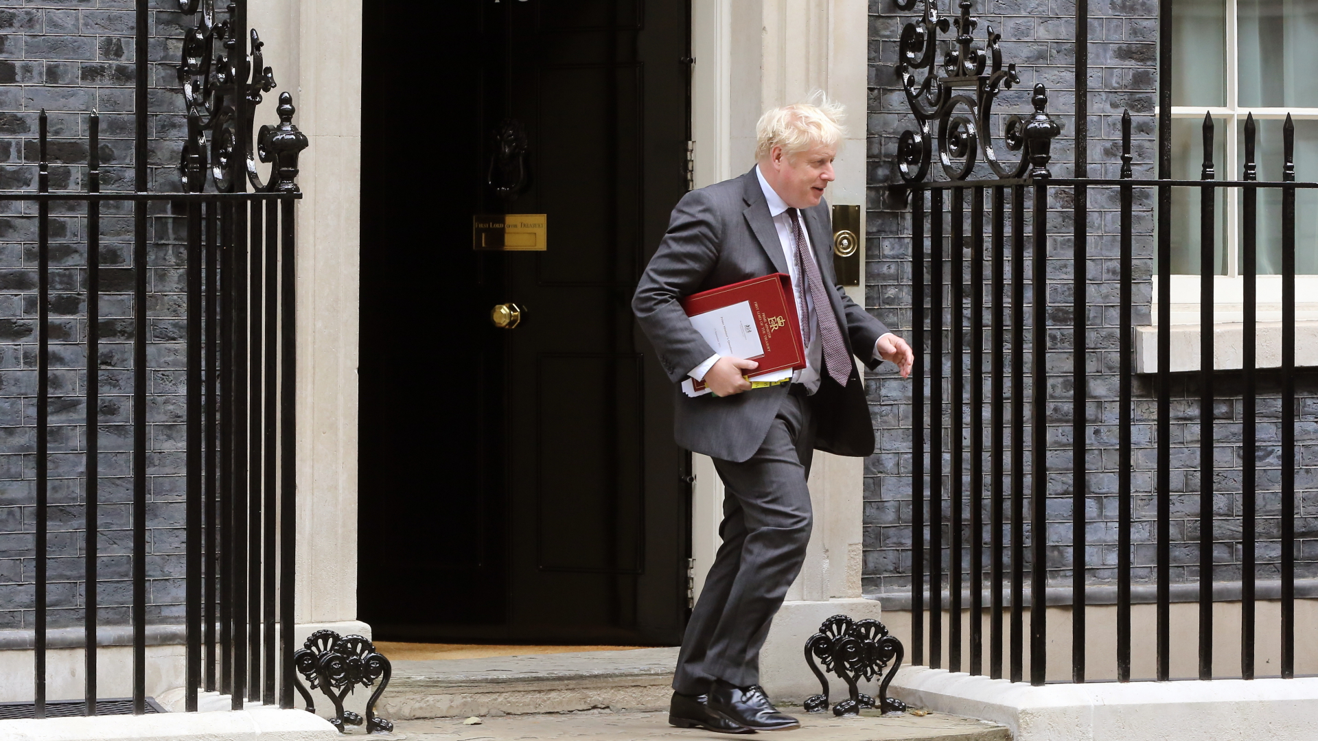Boris Johnson verlässt seinen Amtssitz in der Downing Street. | dpa