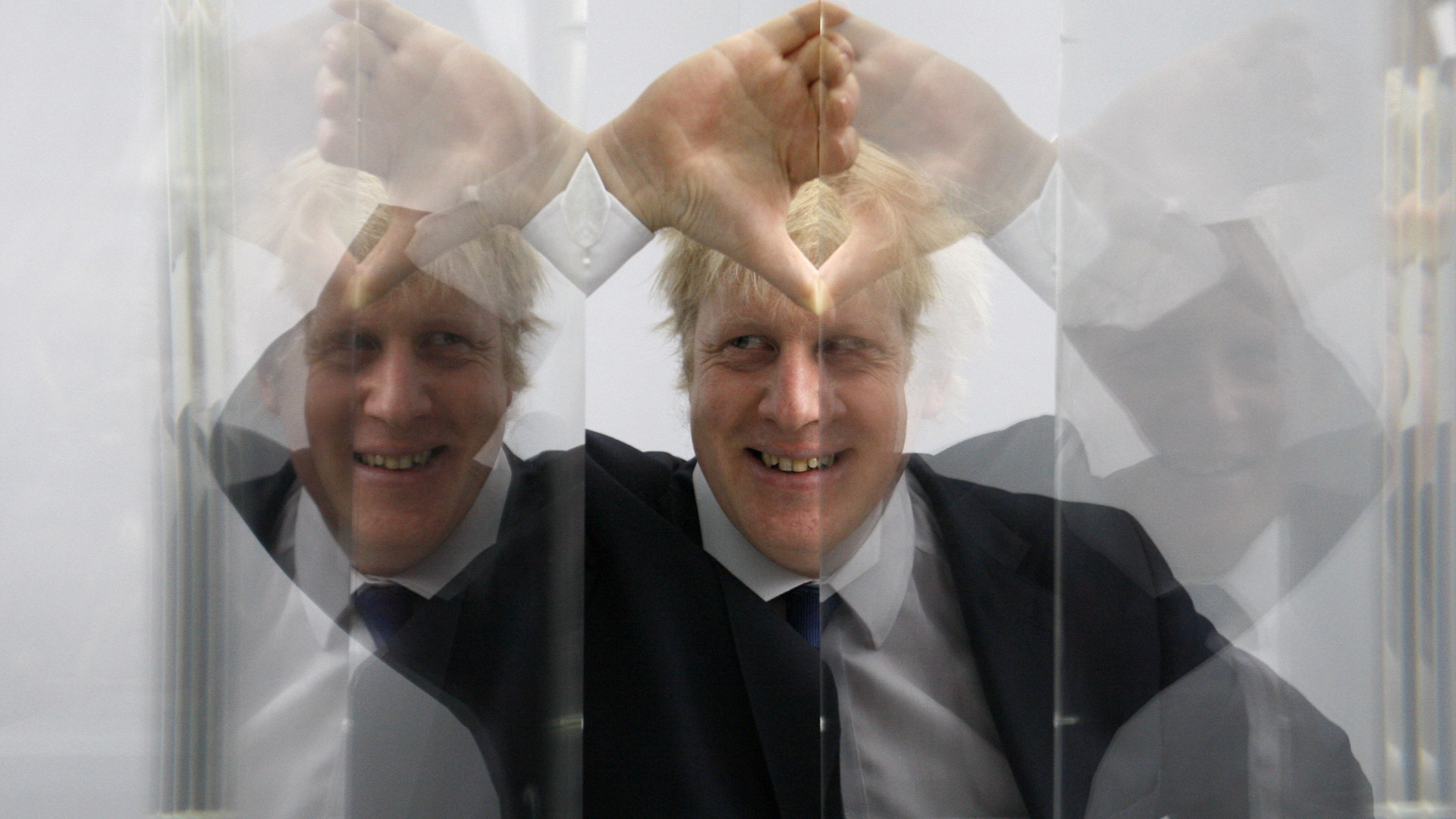 Der britische Premier Boris Johnson und seine Spiegelung in einer Glasscheibe. | AP