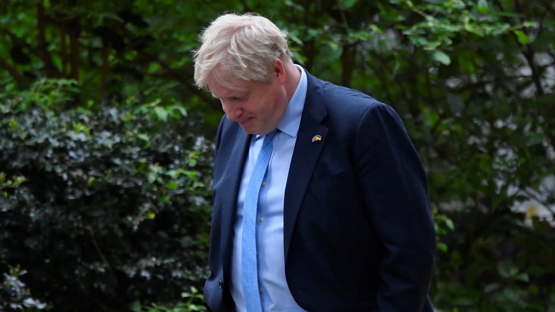 Boris Johnson geht mit gesenktem Kopf | REUTERS