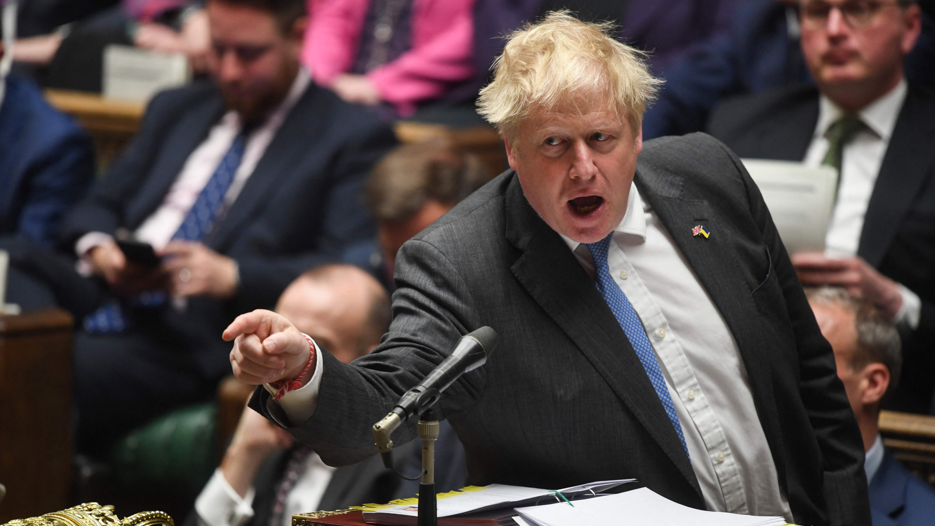 Boris Johnson gestikuliert während einer Debatte im britischen Unterhaus | AFP