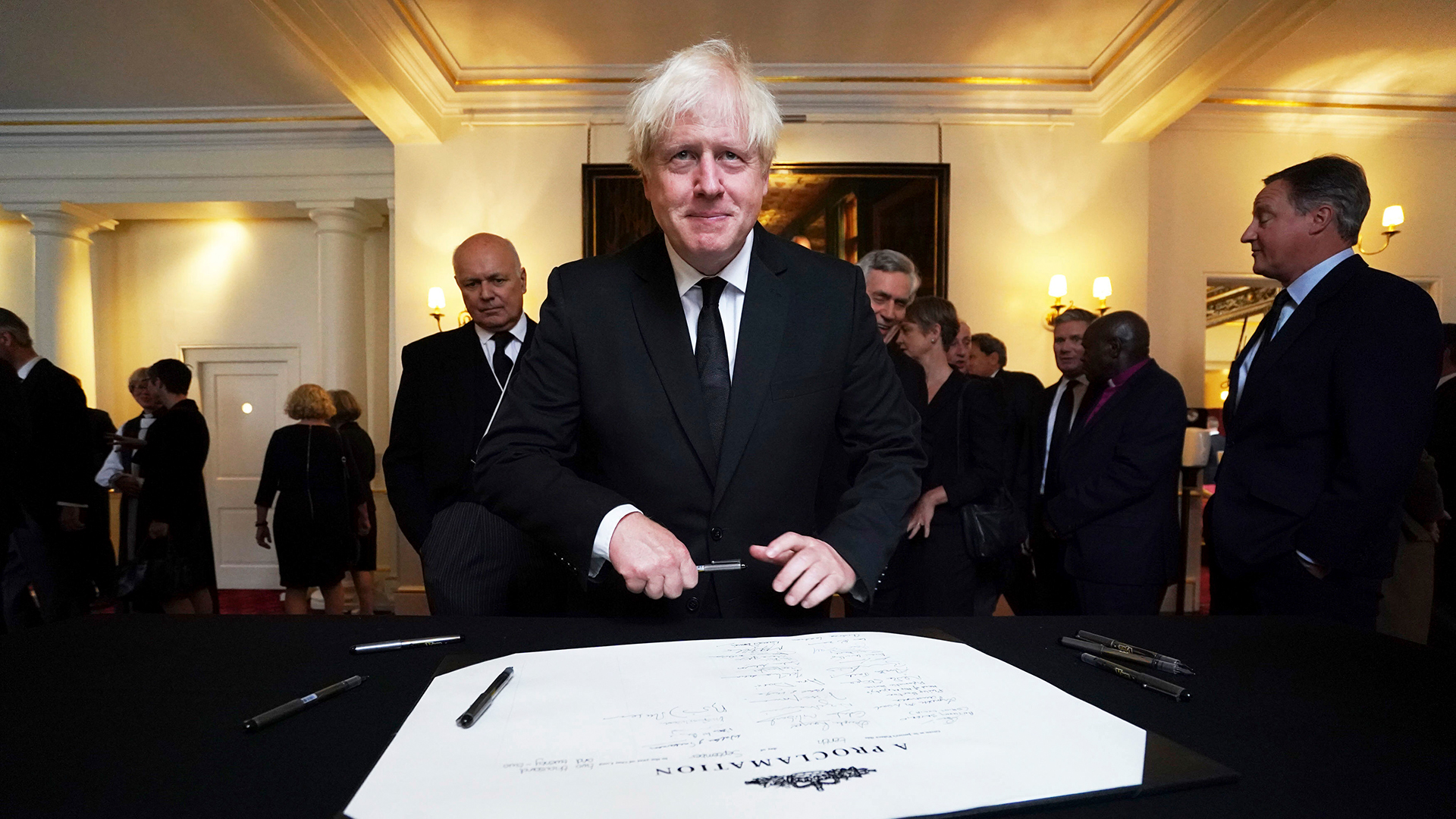  Boris Johnson unterzeichnet die Proklamation der Thronbesteigung von König Charles III.  | picture alliance / ASSOCIATED PR