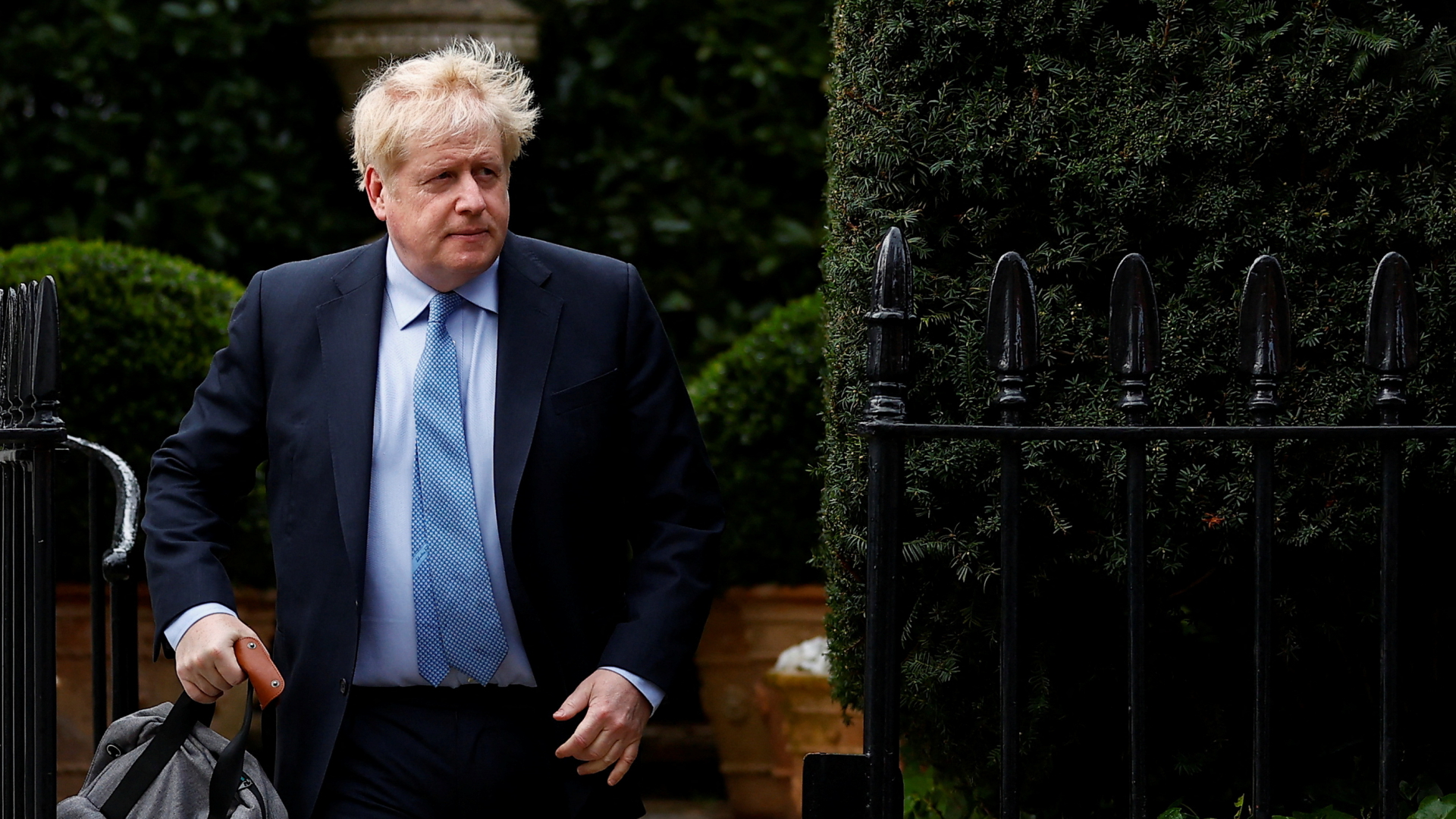 Boris Johnson vor seinem Haus in London