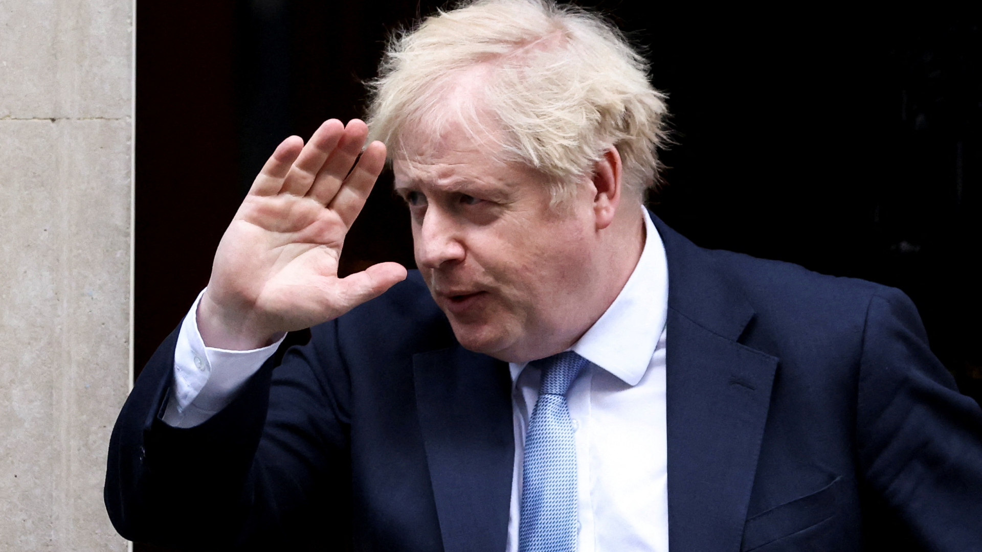 Der britische Premierminister Boris Johnson verlässt die Downing Street 10 | Bildquelle: REUTERS