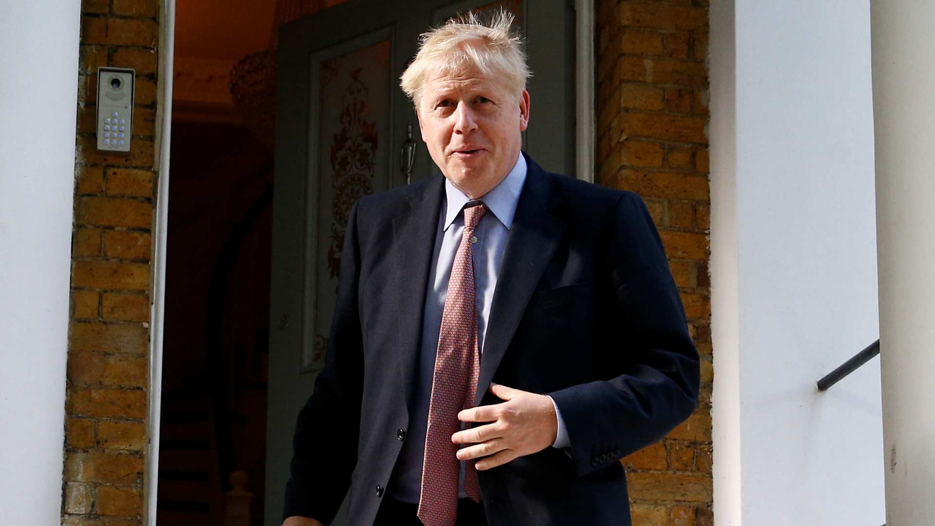 Der britische Ex-Außenminister Boris Johnson tritt aus seinem Haus in London. | REUTERS
