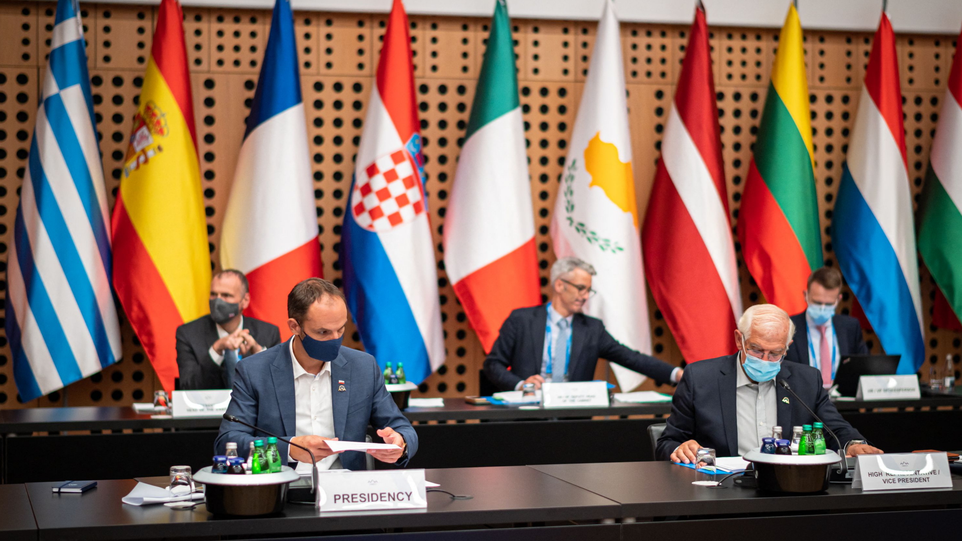 EU-Außenpolitiker sitzen an einem Tisch vor den Flaggen der Mitgliedsländer | AFP
