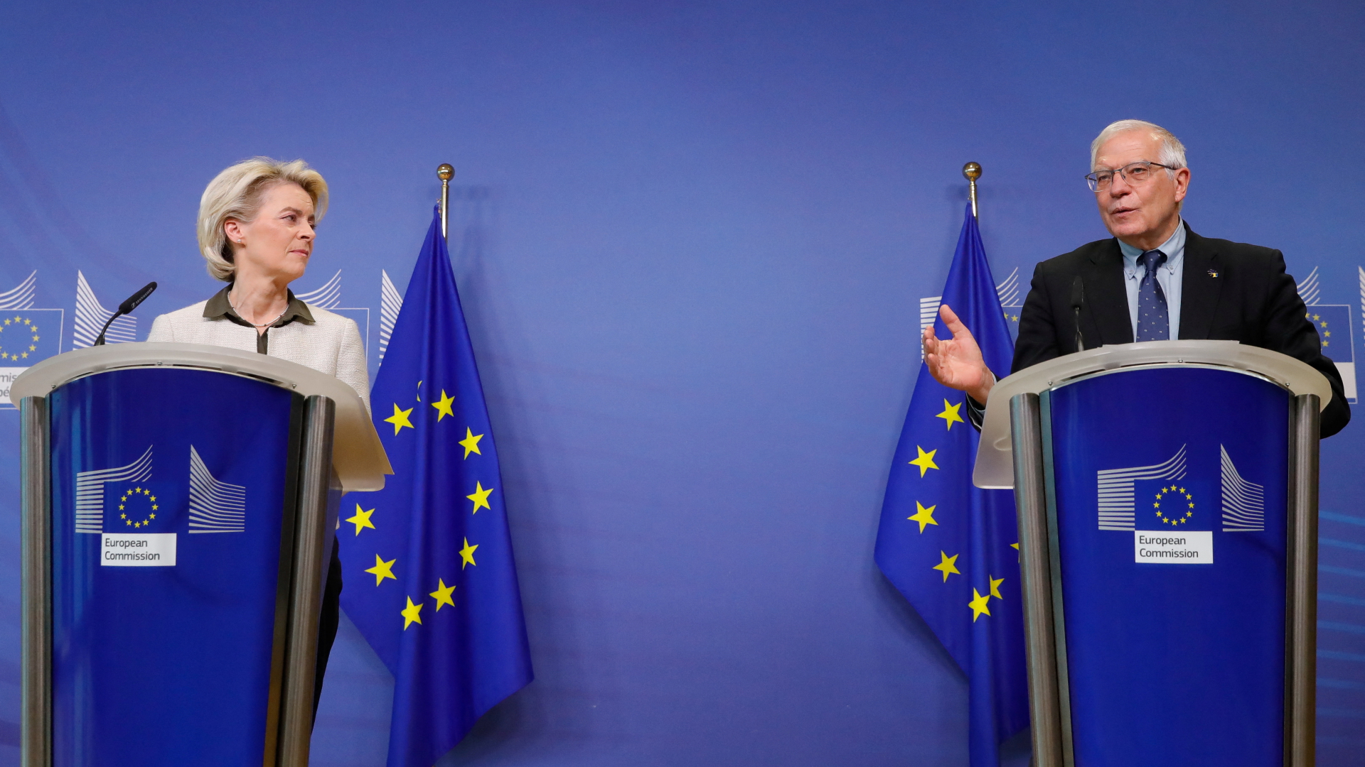 EU-Kommissionechefin von der Leyen und der EU-Außenbeauftragte Borrell auf einer Pressekonferenz | REUTERS