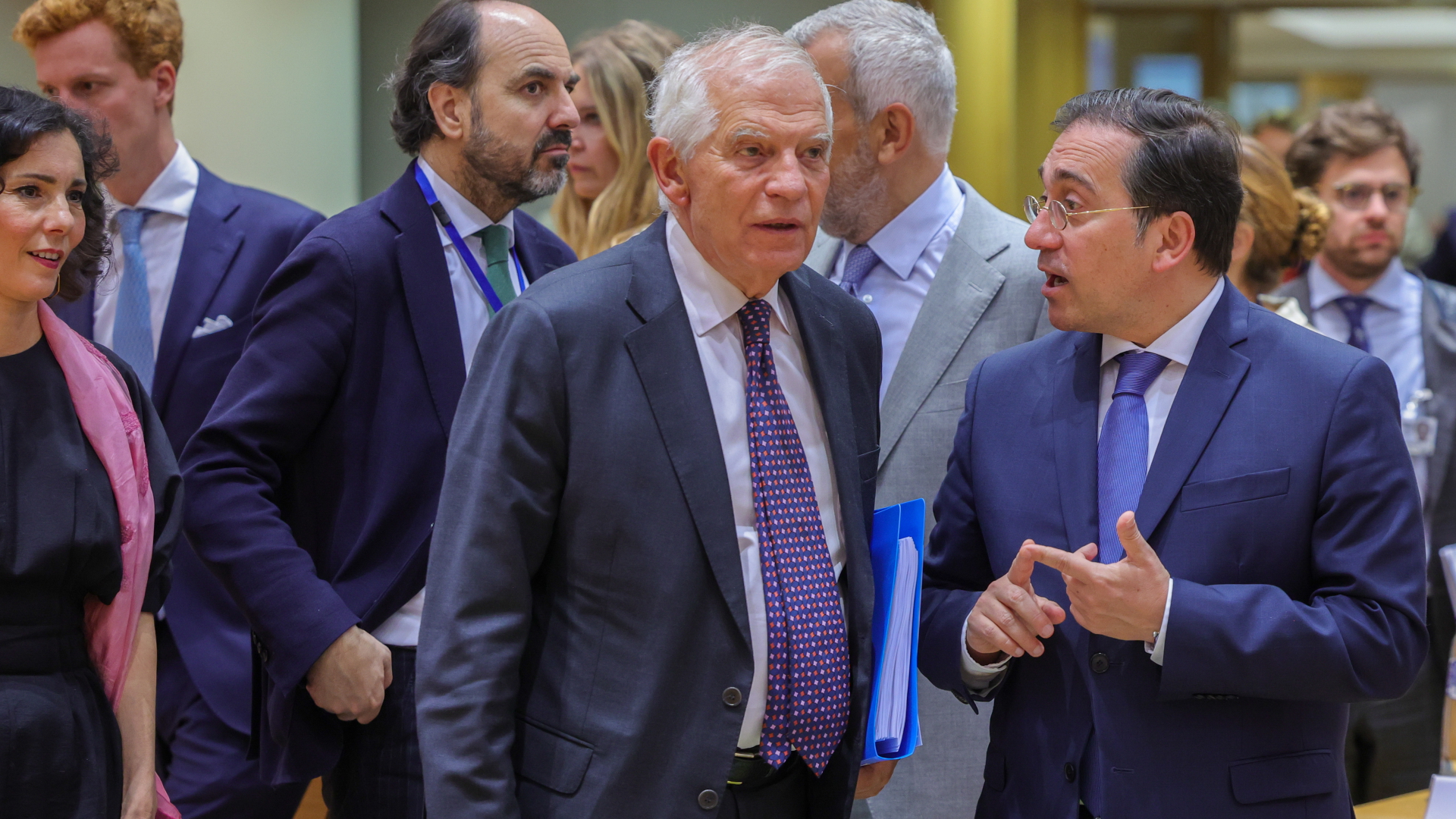 Josep Borrell (links) im Gespräch mit Jose Manuel Albares auf dem Treffen der EU-Außenminister in Brüssel