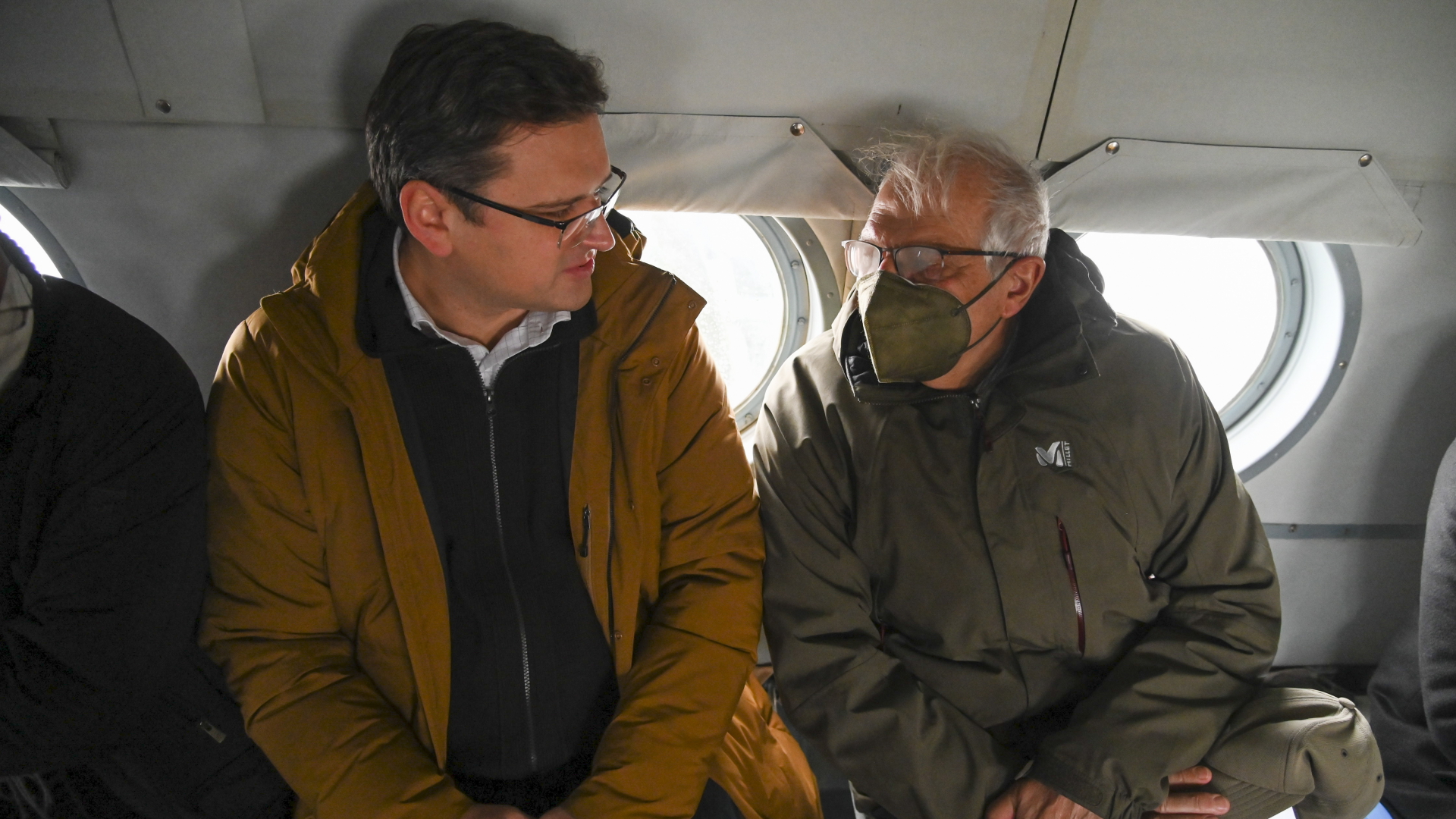 Der EU-Außenbeauftragte Josep Borrell (rechts) spricht mit dem ukrainischen Außenminister Dmitri Kuleba während eines Hubschrauberflugs. | EPA
