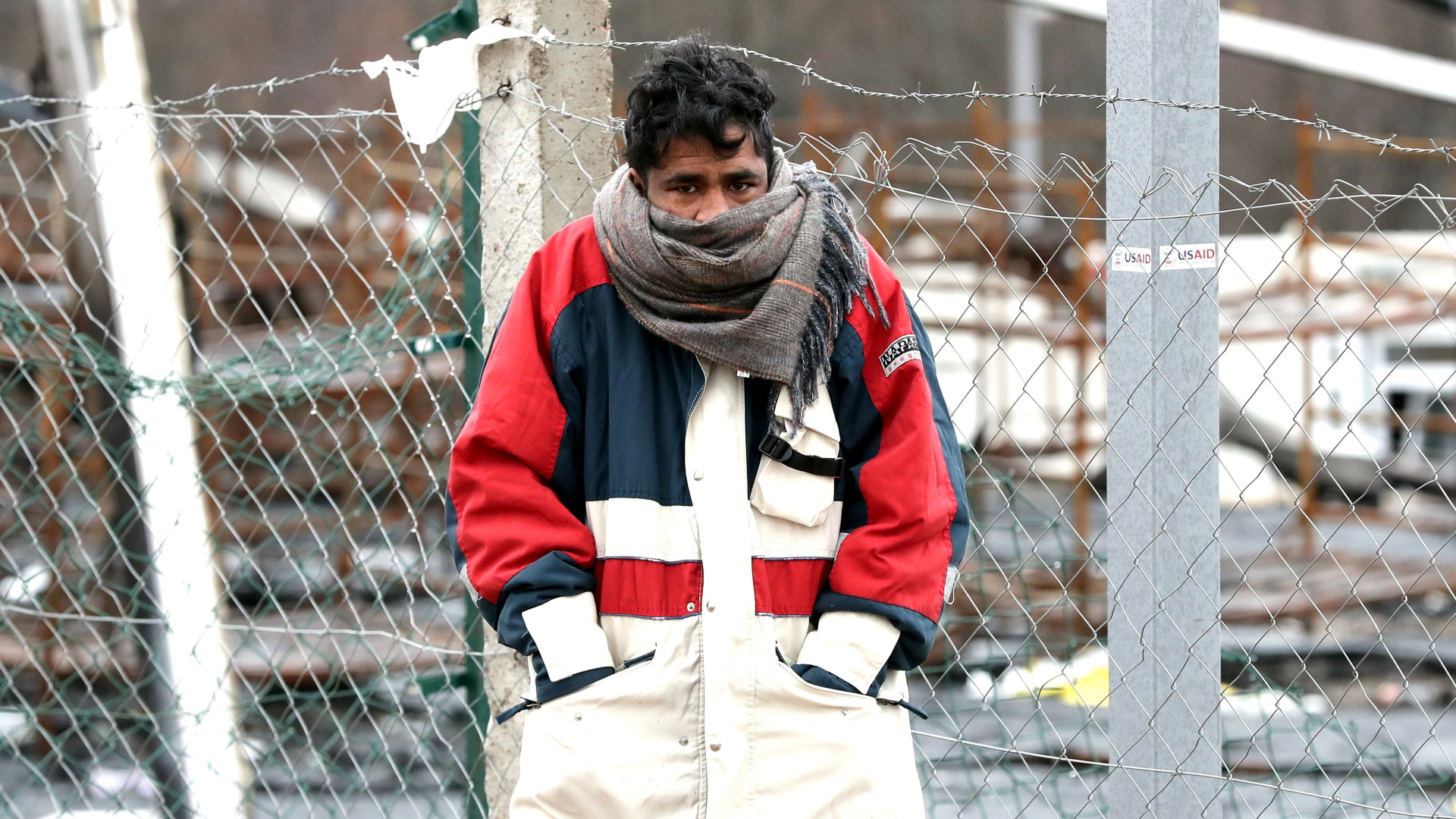 Einer der im bosnischen Camp Lipa festsitzenden Flüchtlinge vor einem Zaun. | FEHIM DEMIR/EPA-EFE/Shutterstock