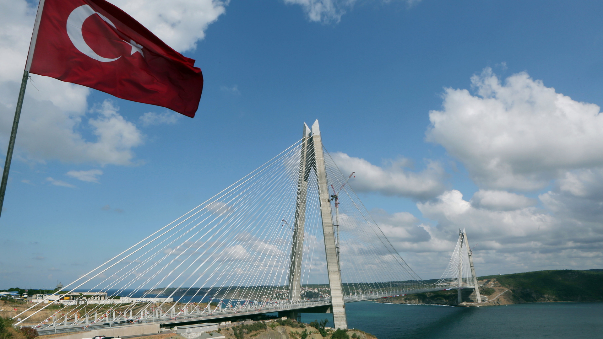 Die Yavuz-Sultan-Selim Brücke über dem Bosporus  