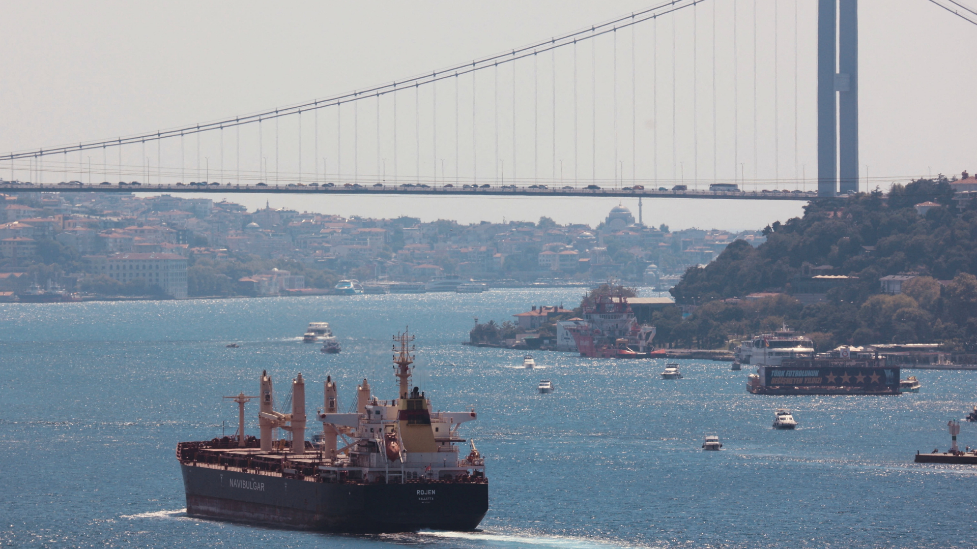 Ein mit ukrainischem Getreide beladener Frachter fährt durch den Bosporus. | REUTERS