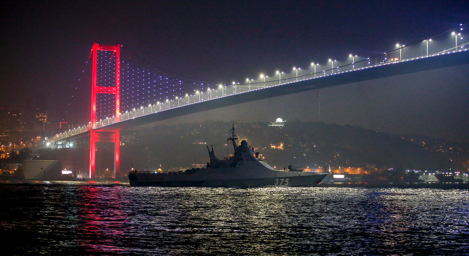 Das Patrouillenschiff Dmitri Rogatschew der russischen Schwarzmeerflotte durchquert den Bosporus auf dem Weg zur russischen Flotte im Schwarzen Meer. | picture alliance/dpa/AP