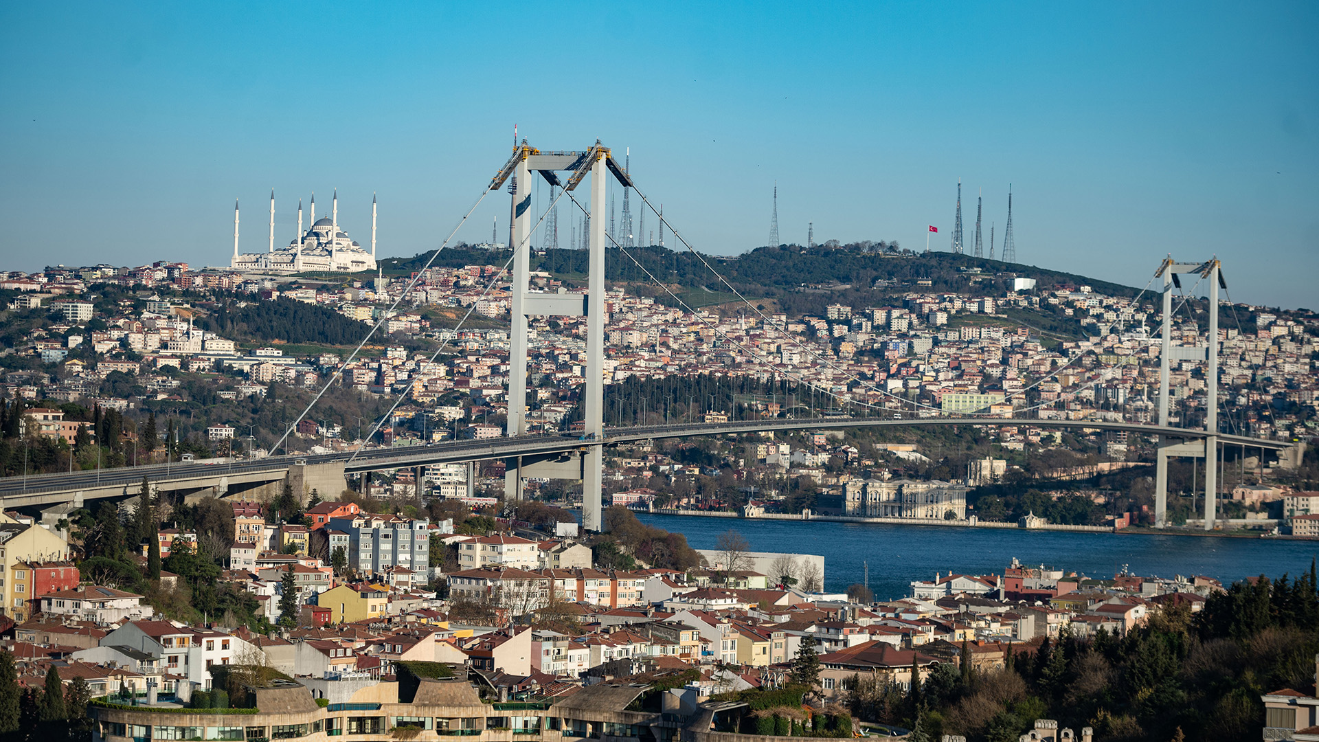 Menschenleere Bosporusbrücke in Istanbul | picture alliance/dpa
