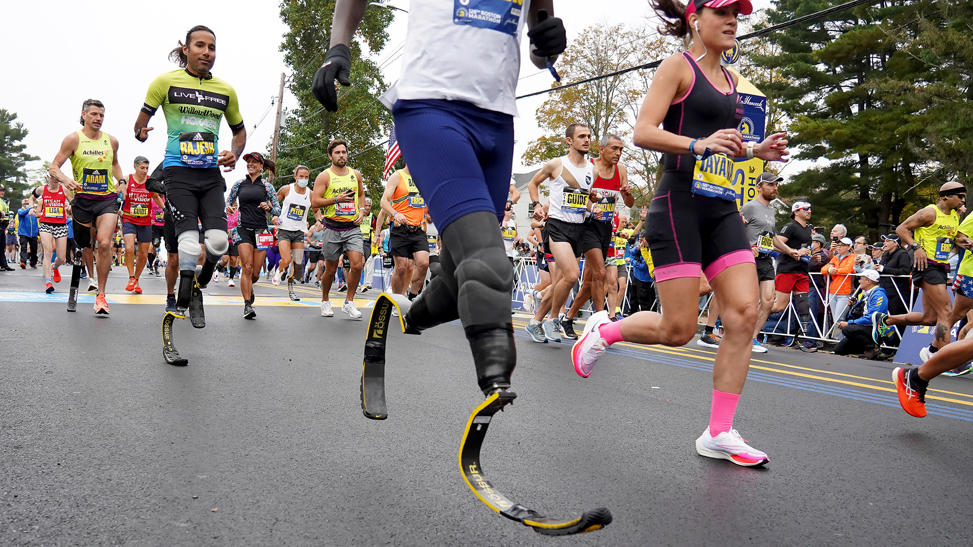Läufer überqueren die Startlinie des 125. Boston-Marathons in Hopkinton (Massachusetts, USA). | AP