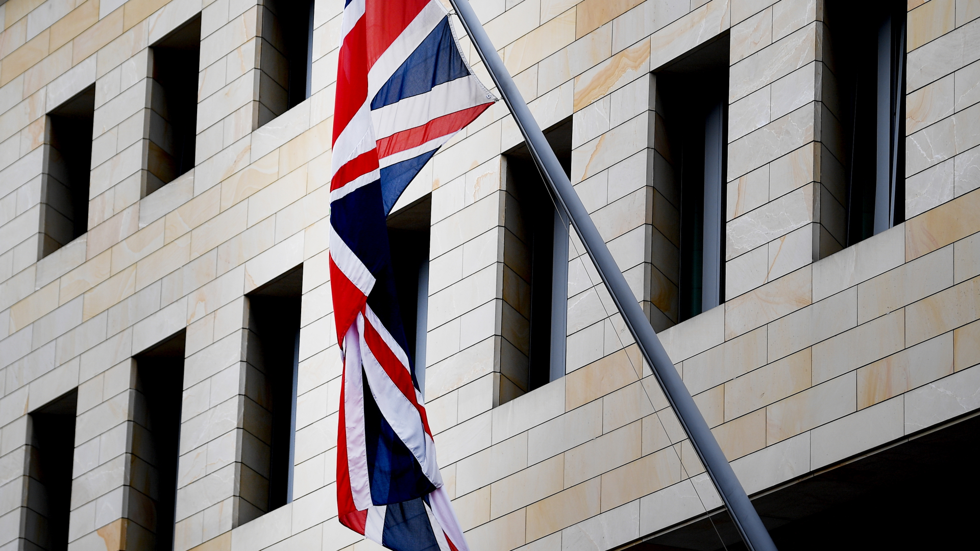Ein Flagge weht an der britischen Botschaft in Berlin. | dpa