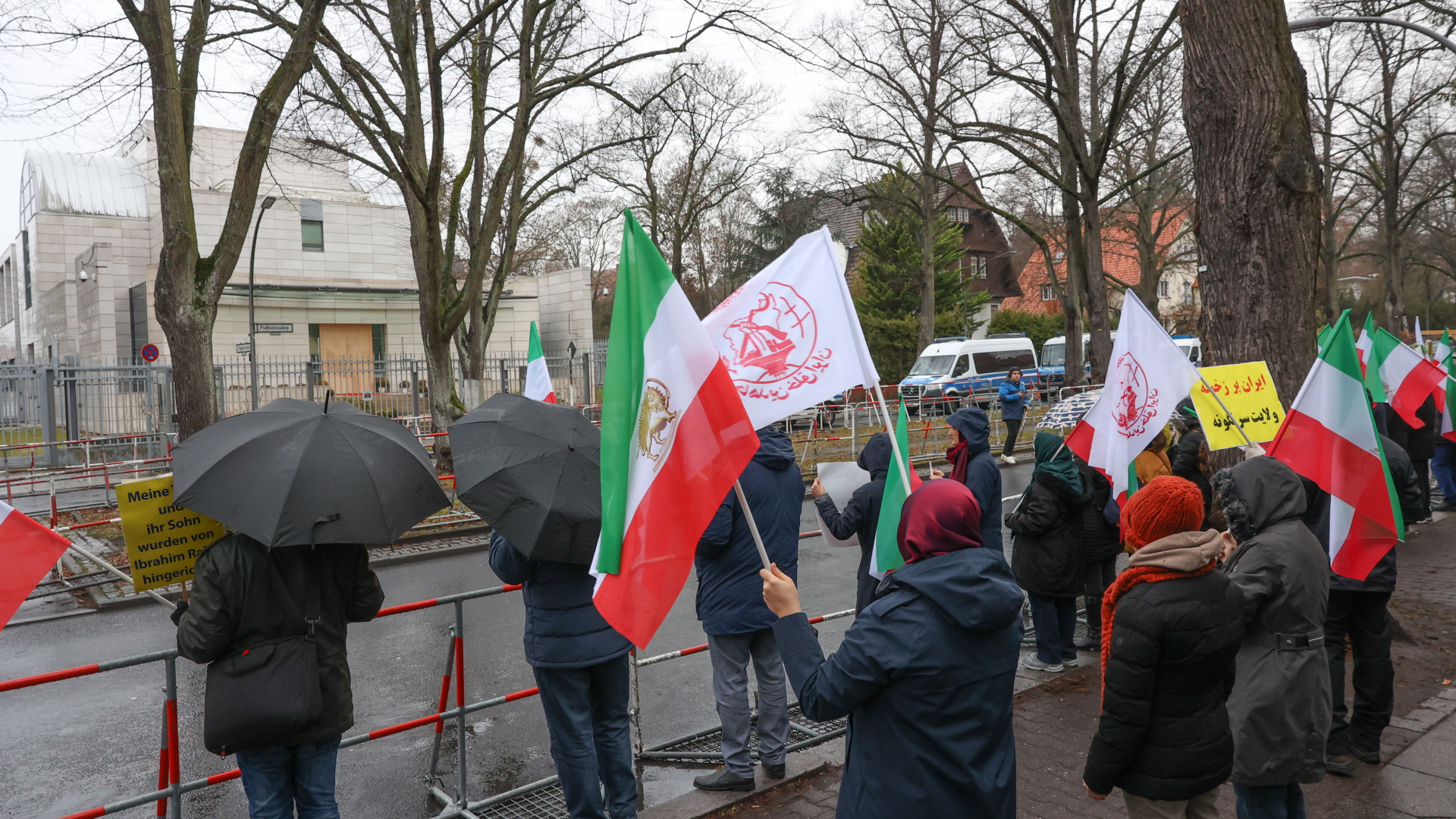 Protest vor der iranischen Botschaft in Berlin gegen die Hinrichtung eines Demonstranten im Iran. | dpa