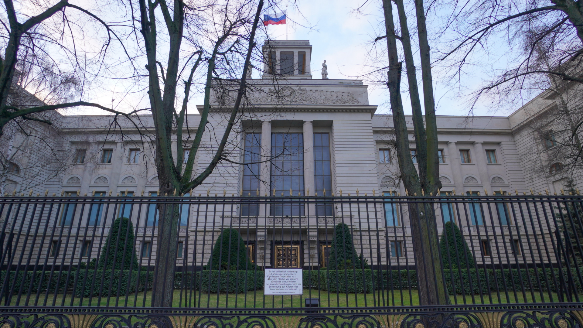 Blick auf das Botschaftsgebäude von Russland in Berlin, Archivbild | dpa