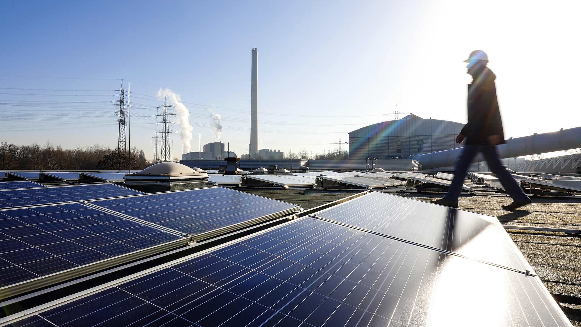 Photovoltaikanlage auf dem Dach eines Industriegebäudes, Gelände der Kläranlage Bottrop | picture alliance / Rupert Oberh
