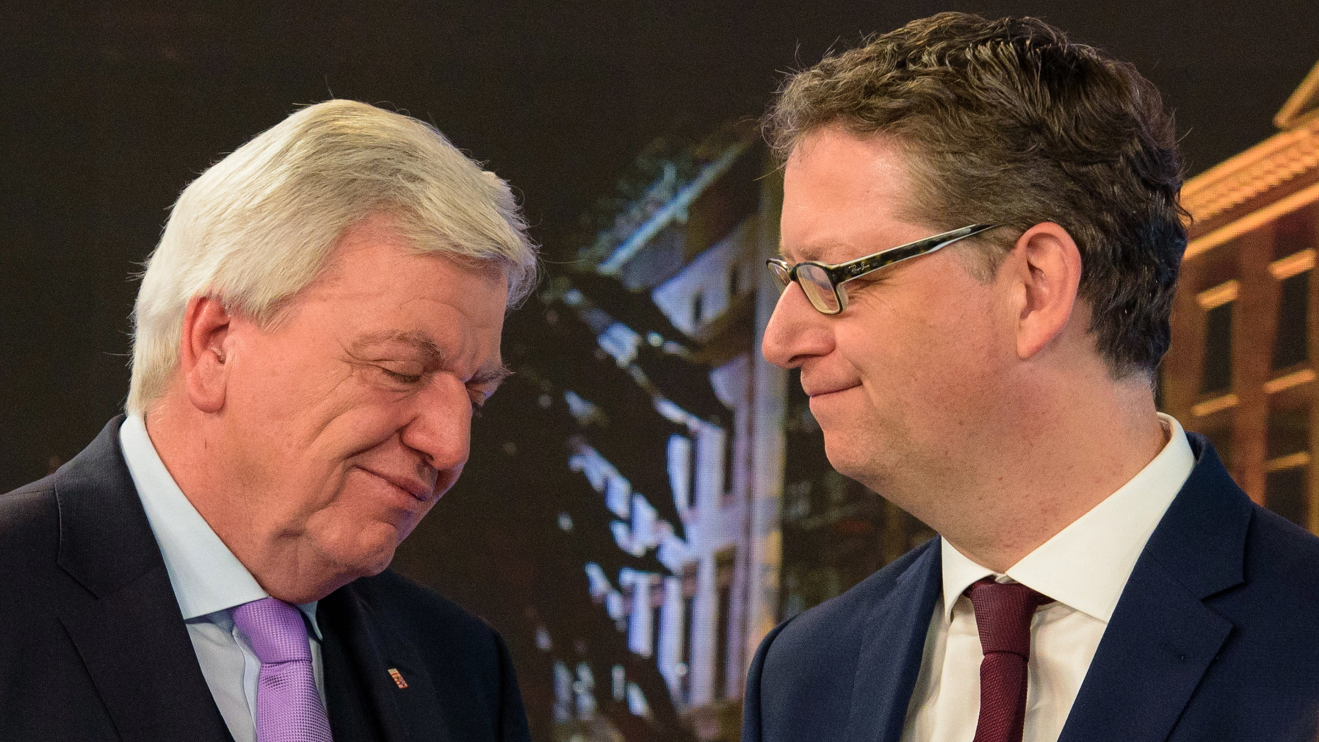 Die Spitzenkandidaten der Parteien Thorsten Schäfer-Gümbel (SPD,r) und Volker Bouffier (CDU), Ministerpräsident von Hessen, stehen vor Beginn der ARD-Fernsehrunde nebeneinander.  | Bildquelle: dpa
