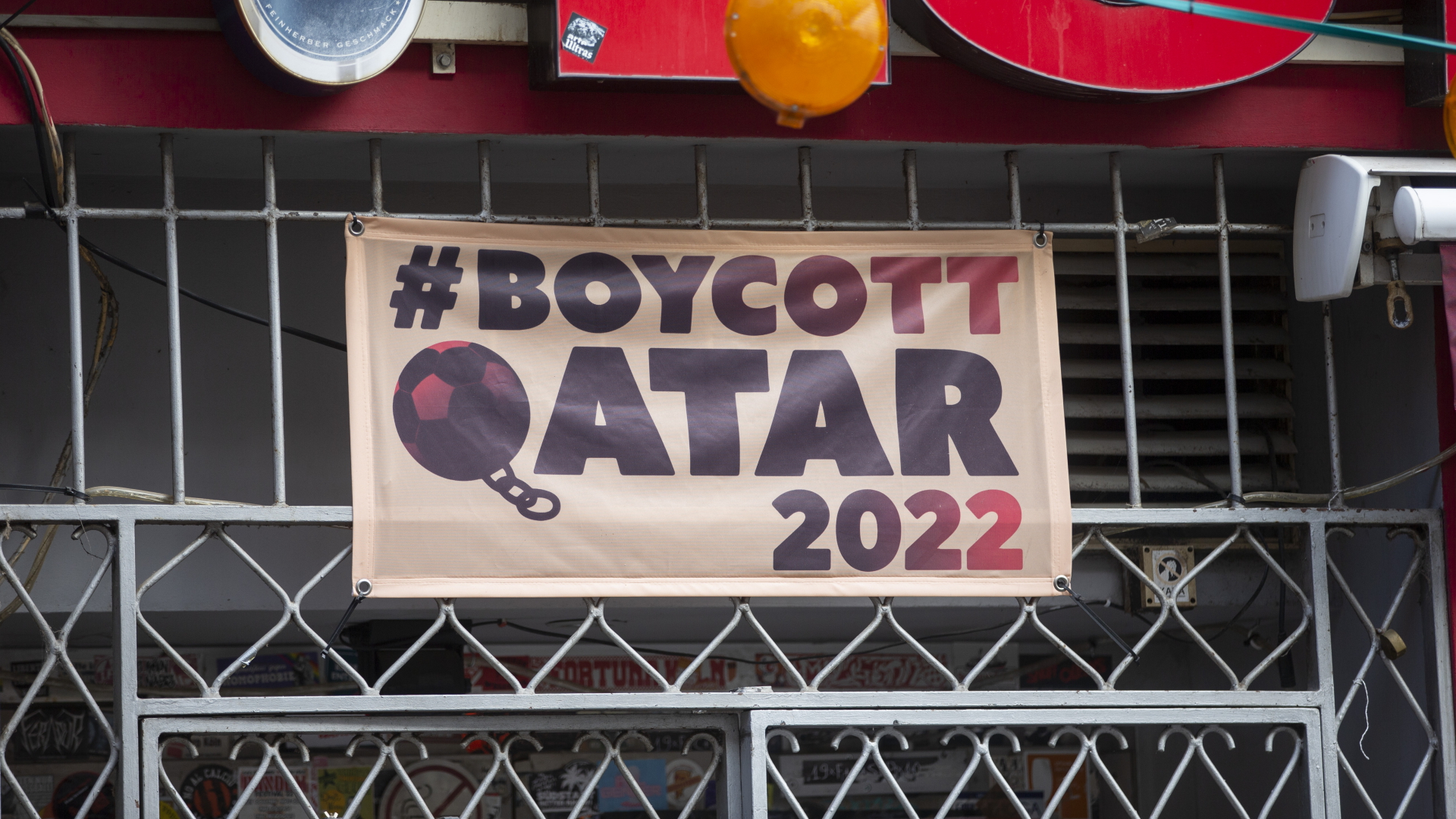 Eine Kneipe in Köln boykottiert die Fußball-WM-Spiele in Katar und hat über dem Eingang ein Banner mit der Aufschrift "#Boycott Qatar 2022" aufgehängt. | dpa