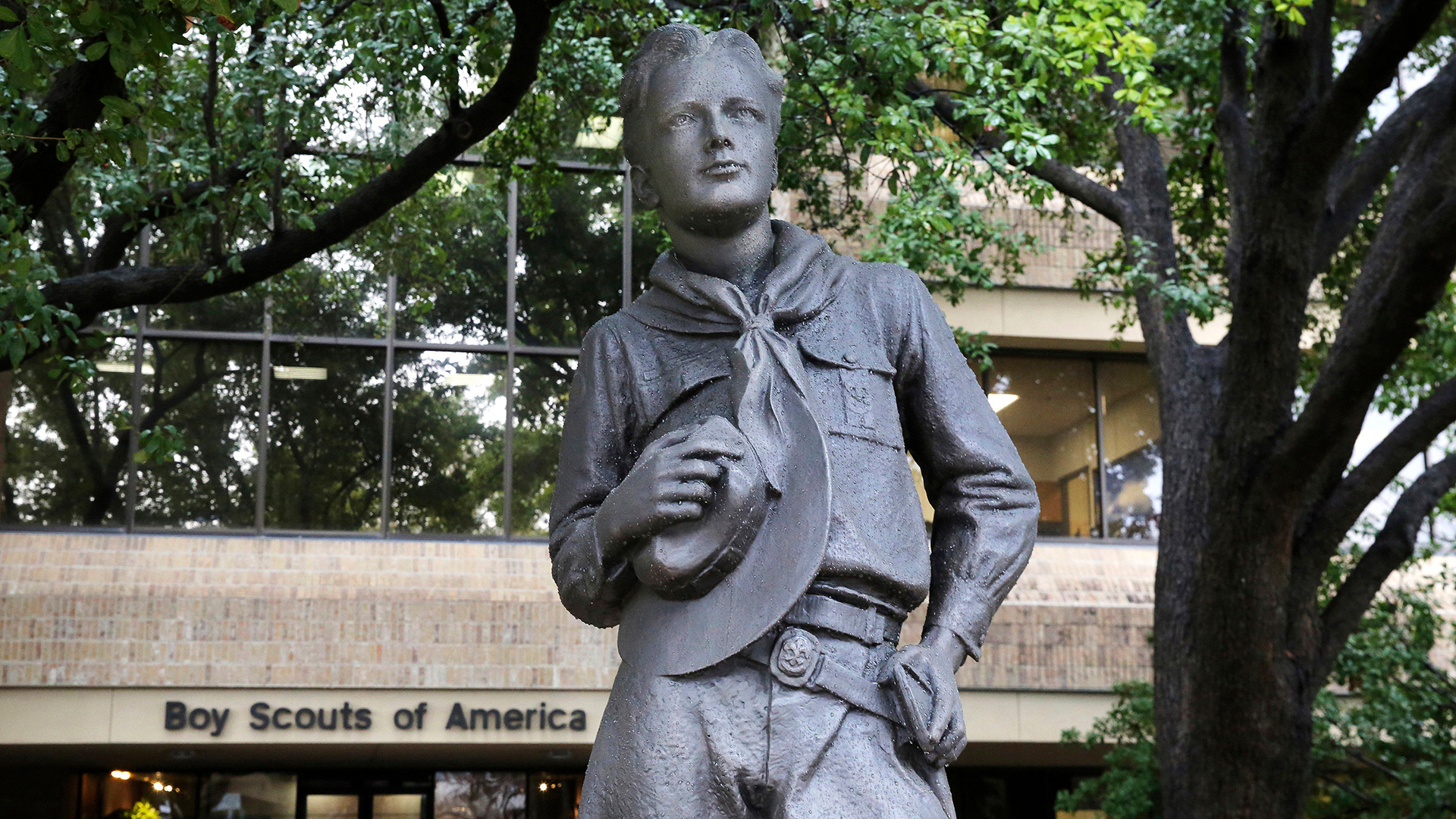 Eine Statue eines Pfadfinders steht vor dem Hauptquartier der "Boy Scouts of America" in Irving, Texas. | AP