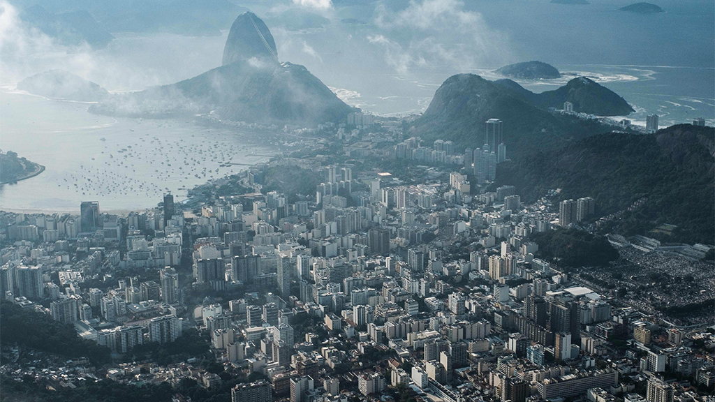 Panoramablick auf Rio de Janeiro und den Zuckerhut.