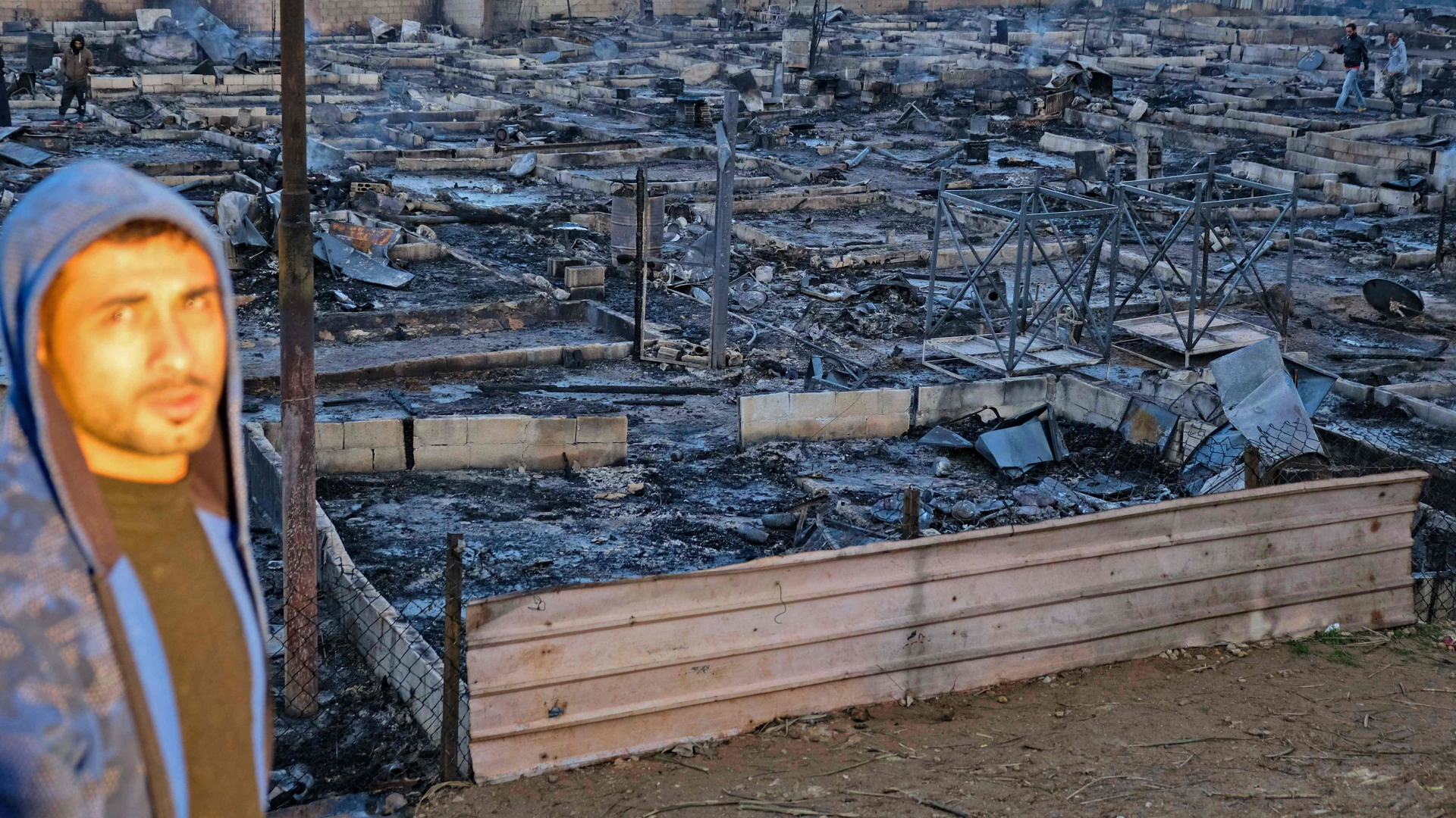 Durch Brand verwüstetes Flüchtlingslager im  Libanon | AFP