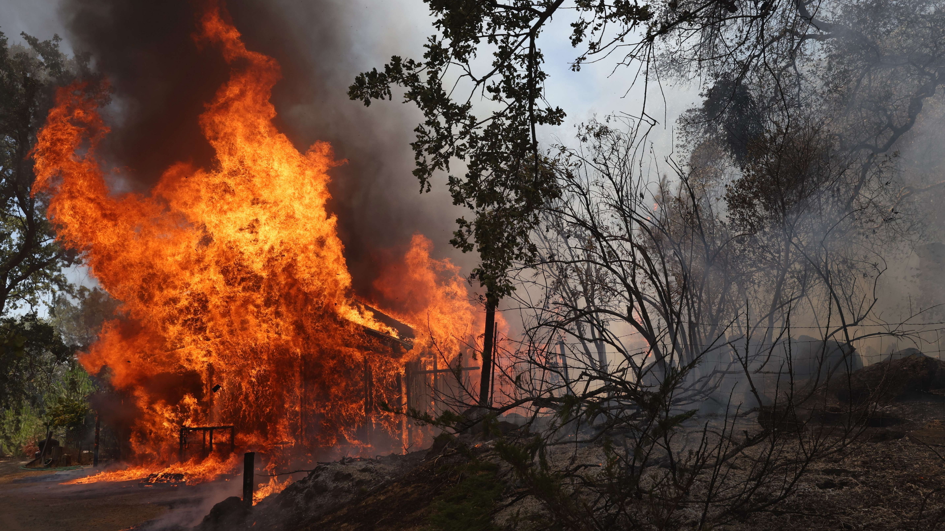 Nahe Mariposa im US-Bundesstaat Kalifornien steht ein Haus in Flammen. | AFP