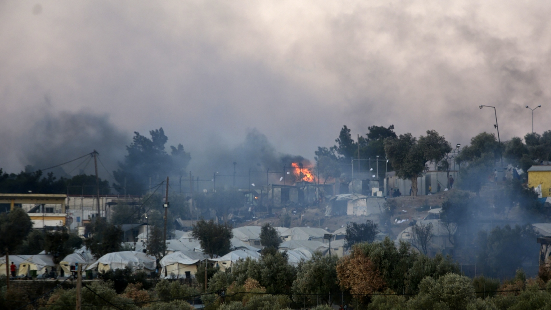 Ein Feuer brennt in dem in Rauch gehüllten Flüchtlingslager Moria auf der nordöstlichen Ägäisinsel Lesbos.