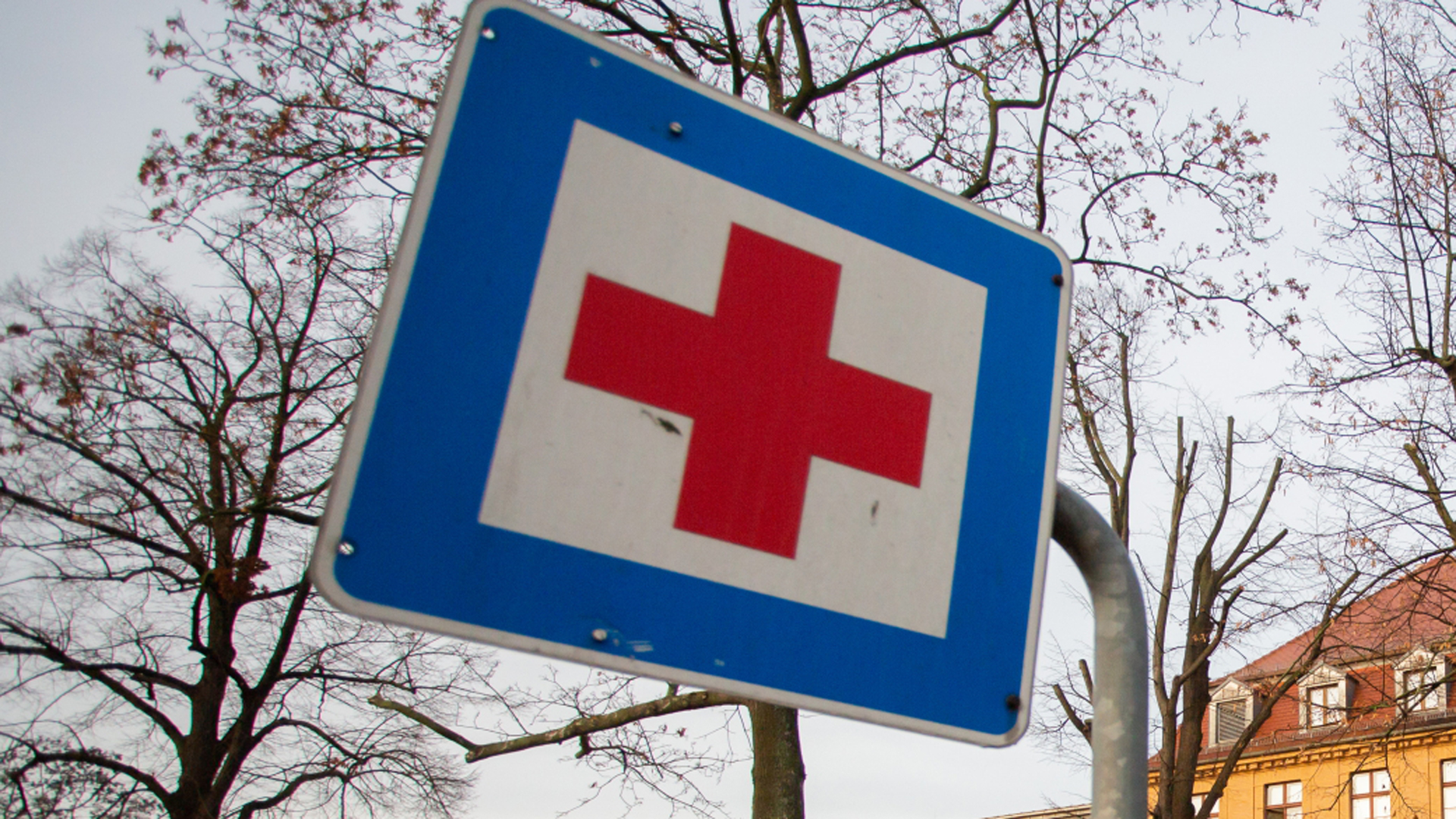 Ein rotes Kreuz auf einem Schild in der Nähe des Klikums Senftenberg | dpa