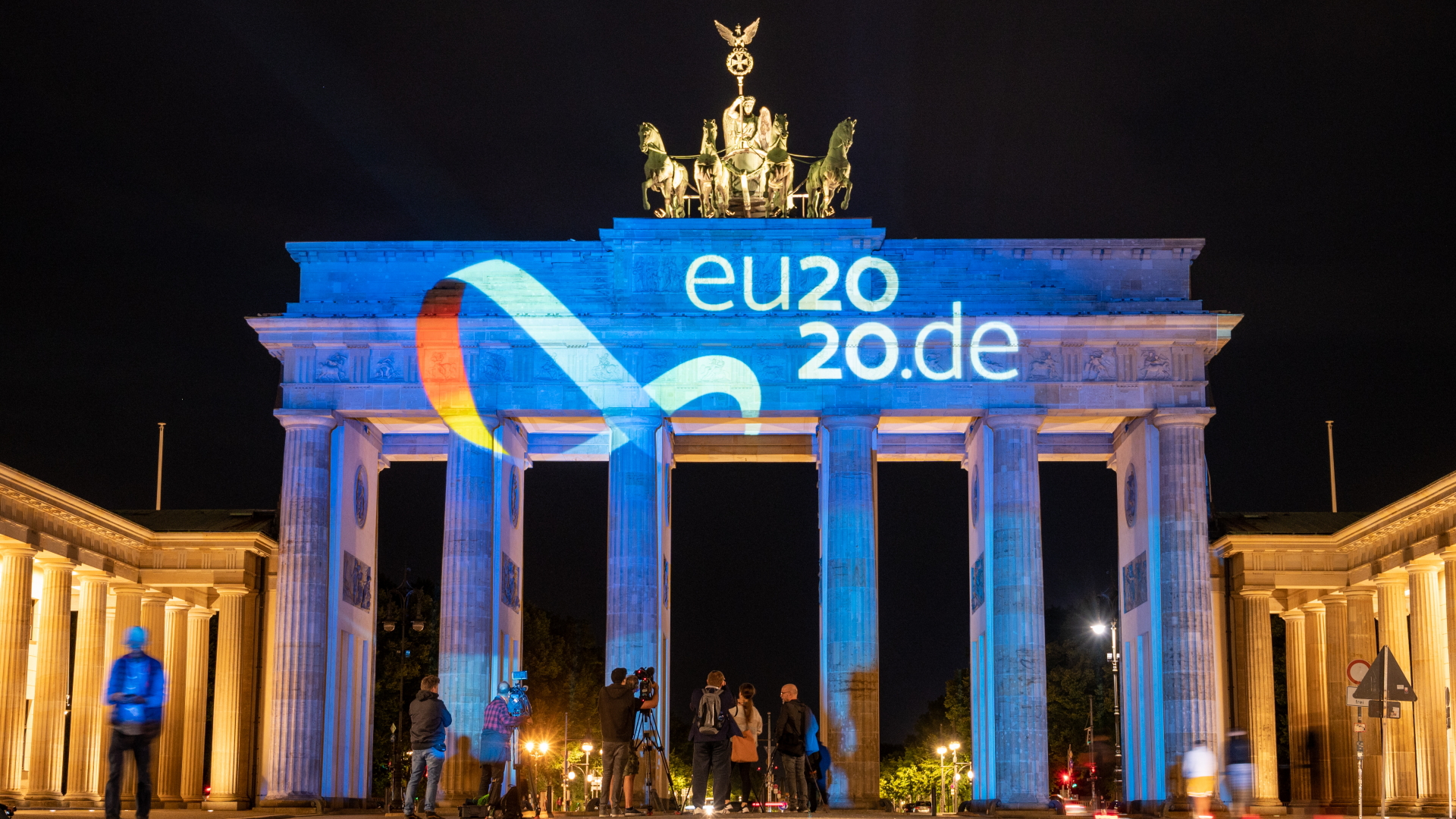  Zum Start der deutschen EU-Ratspräsidentschaft wird eine Animation des Logos der deutschen Ratspräsidentschaft auf das Brandenburger Tor projiziert. | dpa